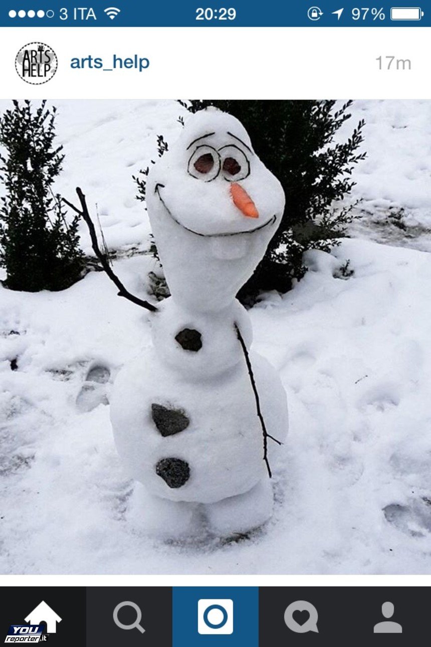 Сугроб с глазами. Олаф Снеговик. Смешные Снеговики. Креативный Снеговик.