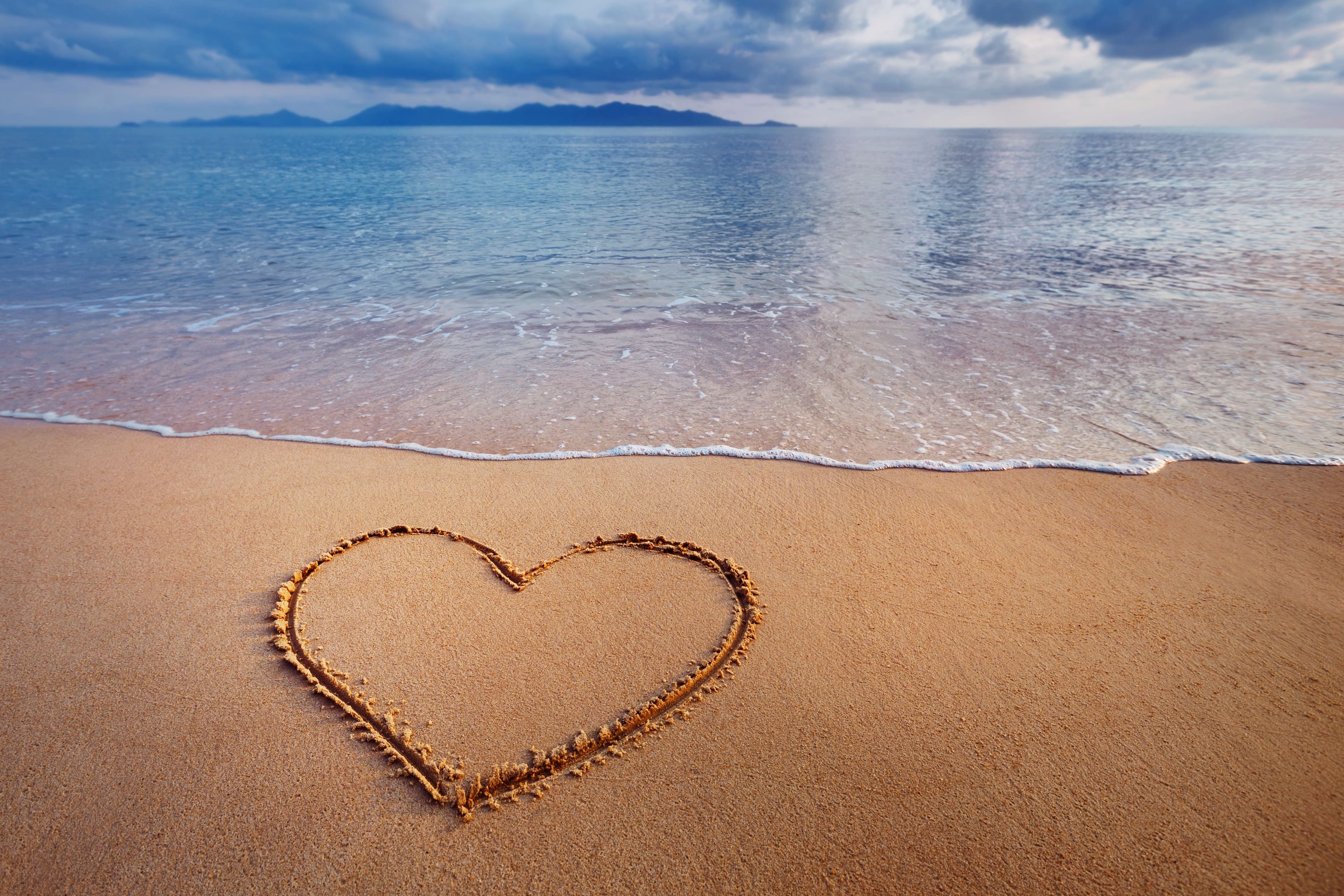 Океан и про любовь. Сердце на песке у моря. Сердечко на песке. Море сердечек. Сердечко на песке у моря.