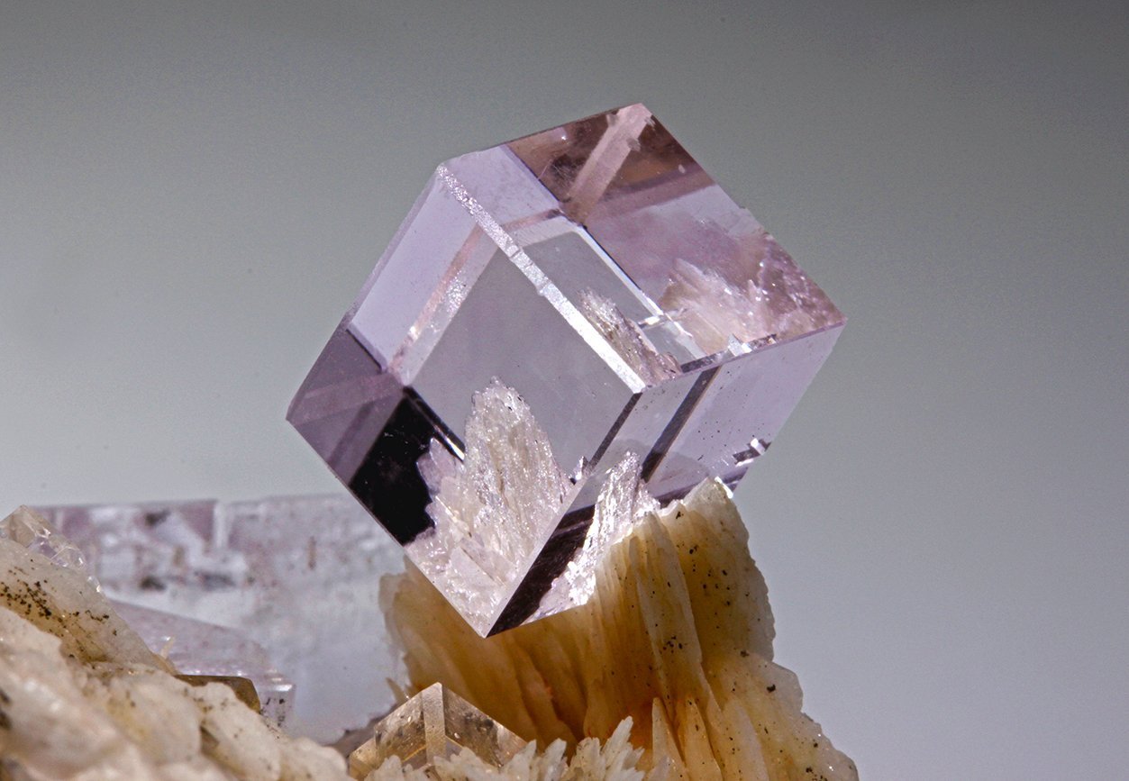 Природный самоцвет. Флюорит минерал Кристалл. Kristall Minerals с120. Флюорит / минерал. Флюорит с кварцем.