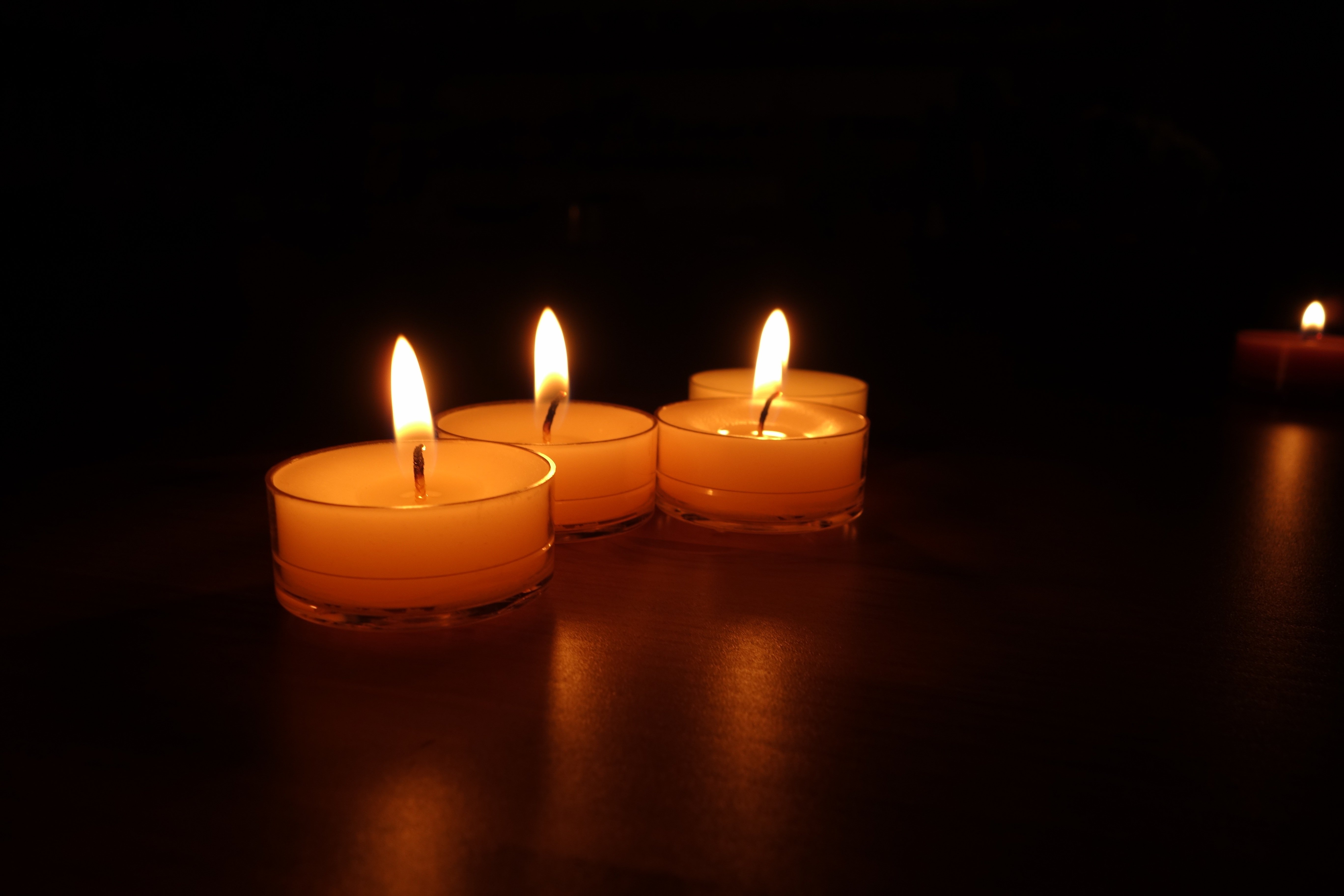 Фото свечи в темноте. Романтические свечи. Свечи романтика. Свеча в темноте. Романтические свечи в темноте.