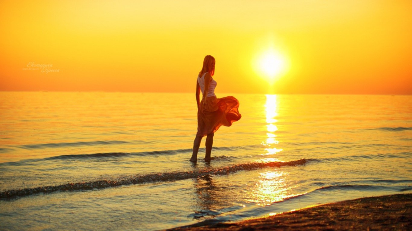 Весь день под ярким и теплым солнцем. Солнце пляж. Девушка на закате. Девушка-море. Девушка на рассвете у моря.