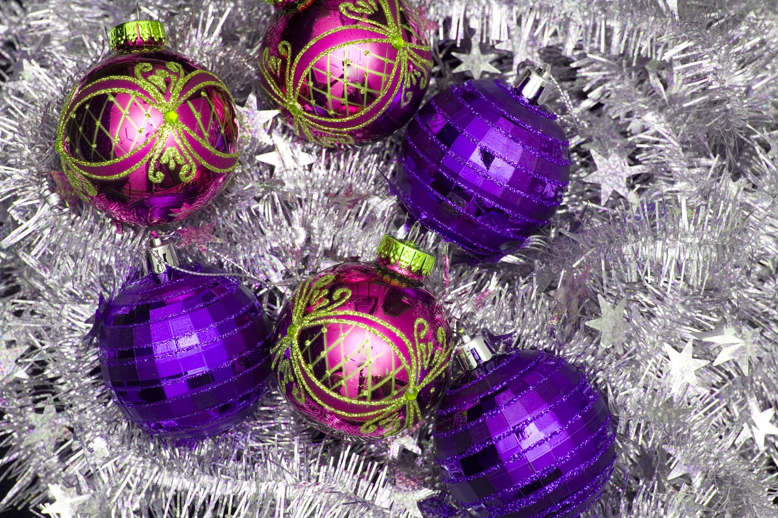 Новогодние шары магазины. Новогодние шары. Новогодний шар. Елочные игрушки. Новогодние шары разноцветные.