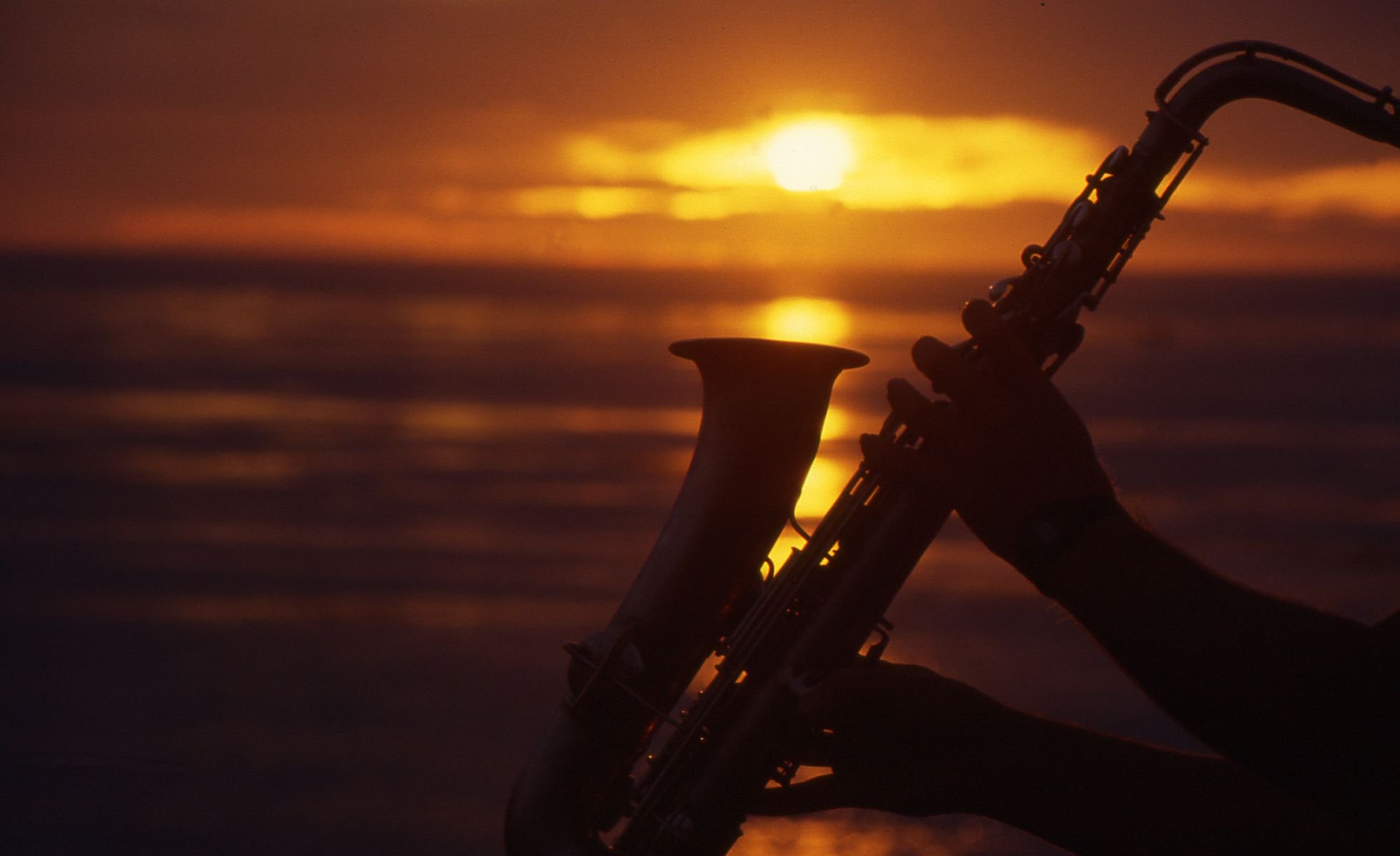 Музыка саксофон в современной обработке. Саксофонист на закате. Романтичный саксофон. Саксофон джаз. Саксофон романтика.