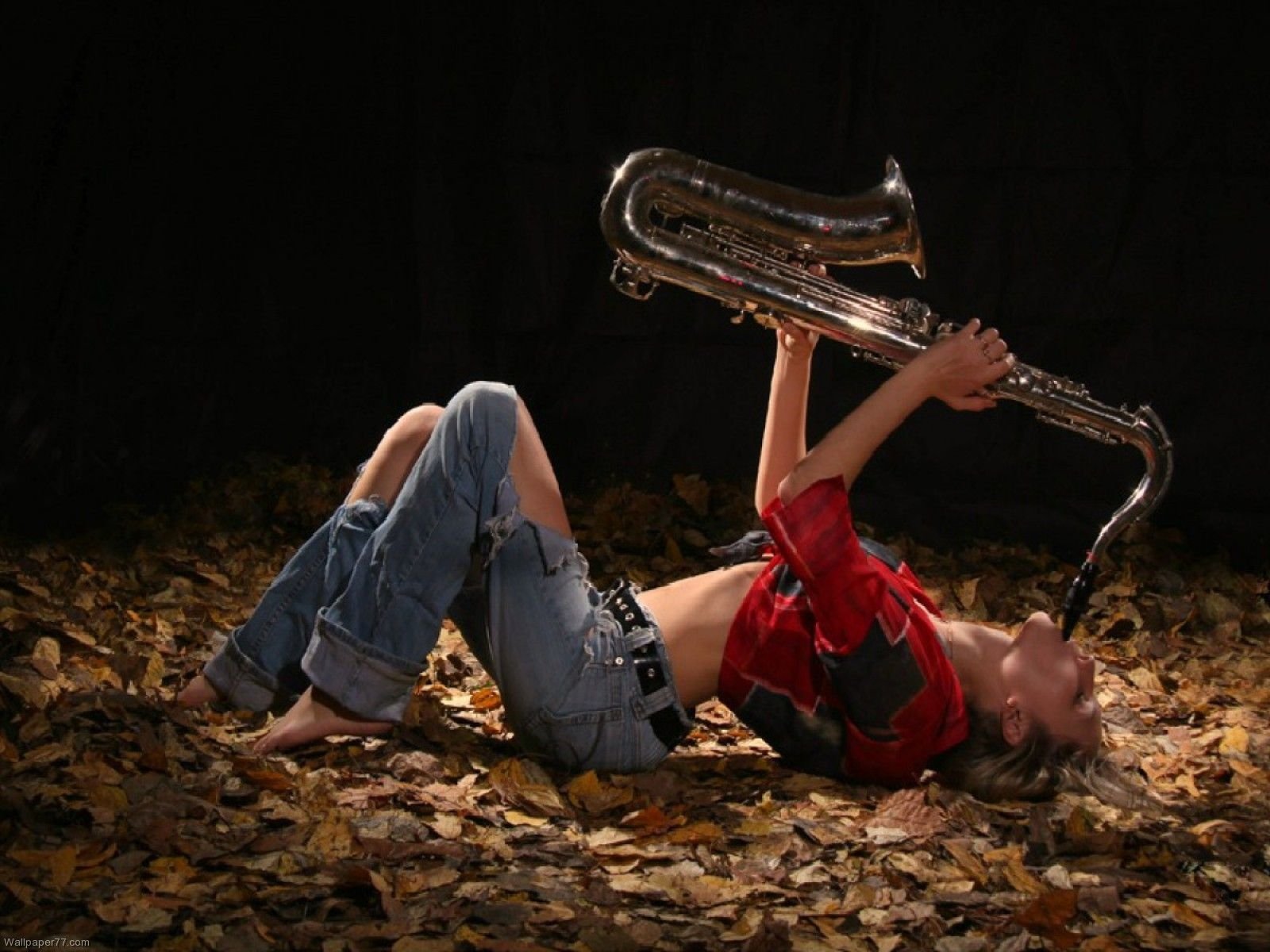 Музыка саксофона в современной обработке. Саксофон. Девочка с саксофоном. Саксофонист и девушка. Фотосессия с саксофоном.