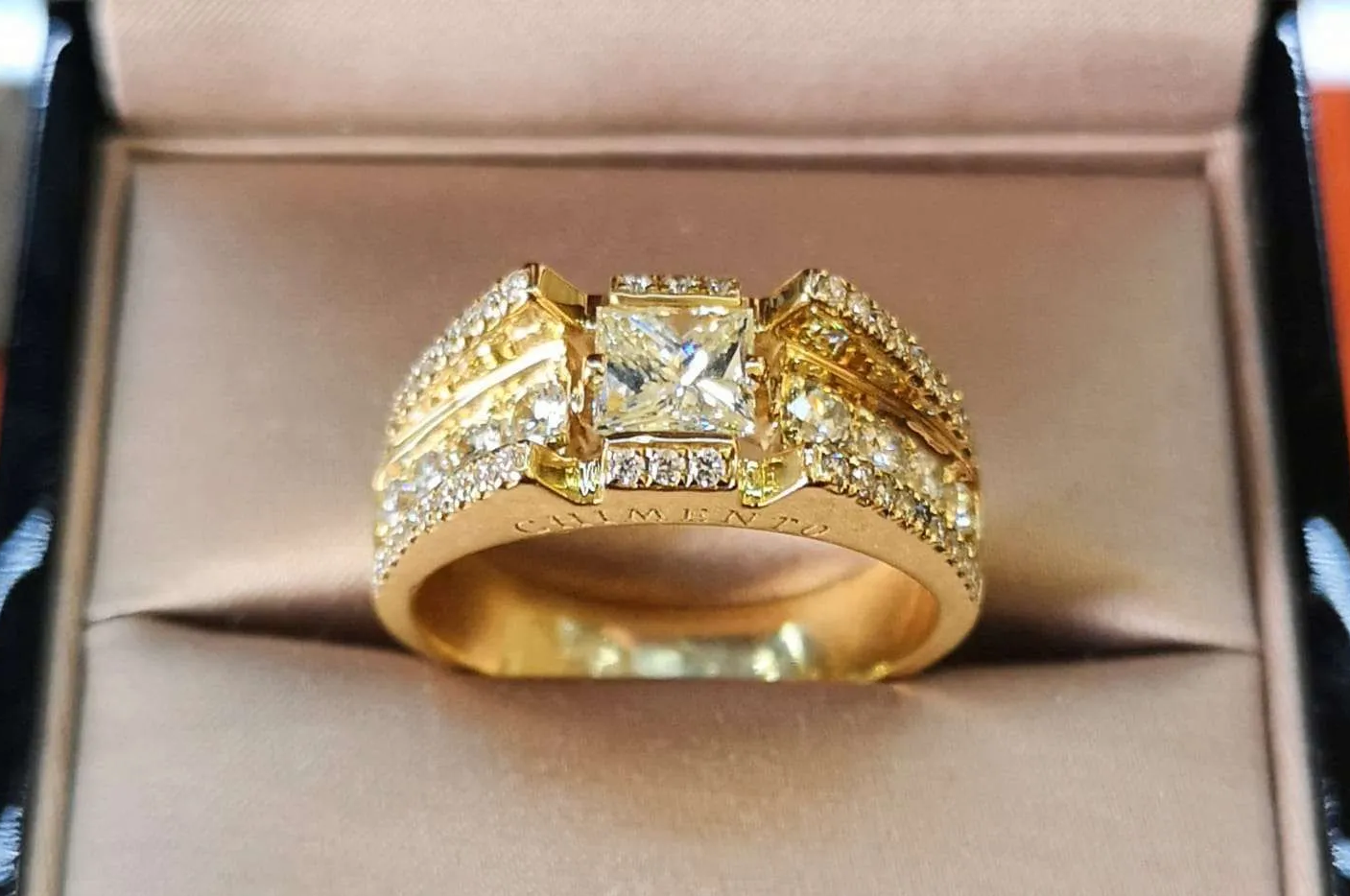 Недорого купить в спб золотой. Необычные золотые кольца. Необычные золотые кольца женские. Выпуклые кольца золотые с бриллиантами. Необычные золотые кольца для мужчин.