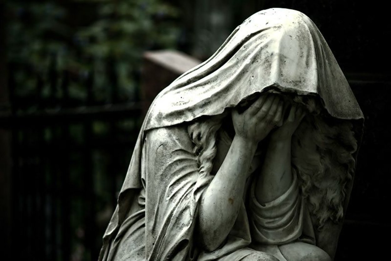 Прощание плачущей. Микеланджело Плачущий ангел. Скорбь. Скорбящая женщина скульптура. Скорбь ангела.