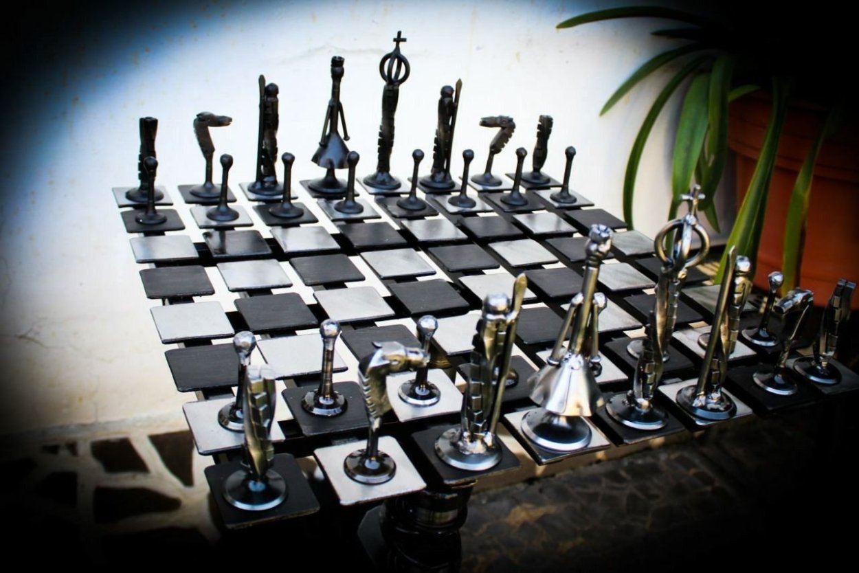 Игра масоны. Тони Найдоски шахматы. Шахматы масоны. Необычные шахматы. Необычные шахматные доски.
