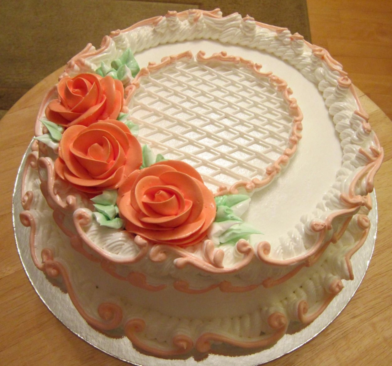Большой круглый торт. Торт круглый. Круглые торты современные. Круглый торт 2023. Торт круглый замазан кремом.