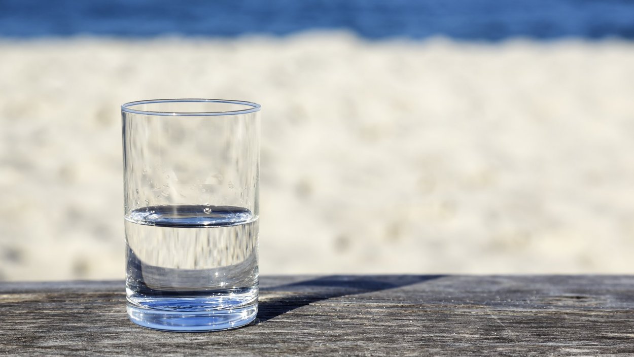 Налей полстакана воды. Стакан воды. Стакан воды на столе. Стаканчик с водой. Прозрачная вода в стакане.