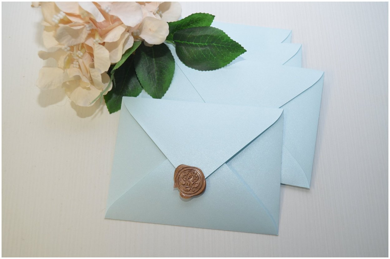 Бумага конверты купить. Бумажный конверт. Конверт из дизайнерского картона. Бумажные конверты на столе. Конвертик для цветка из бумаги.