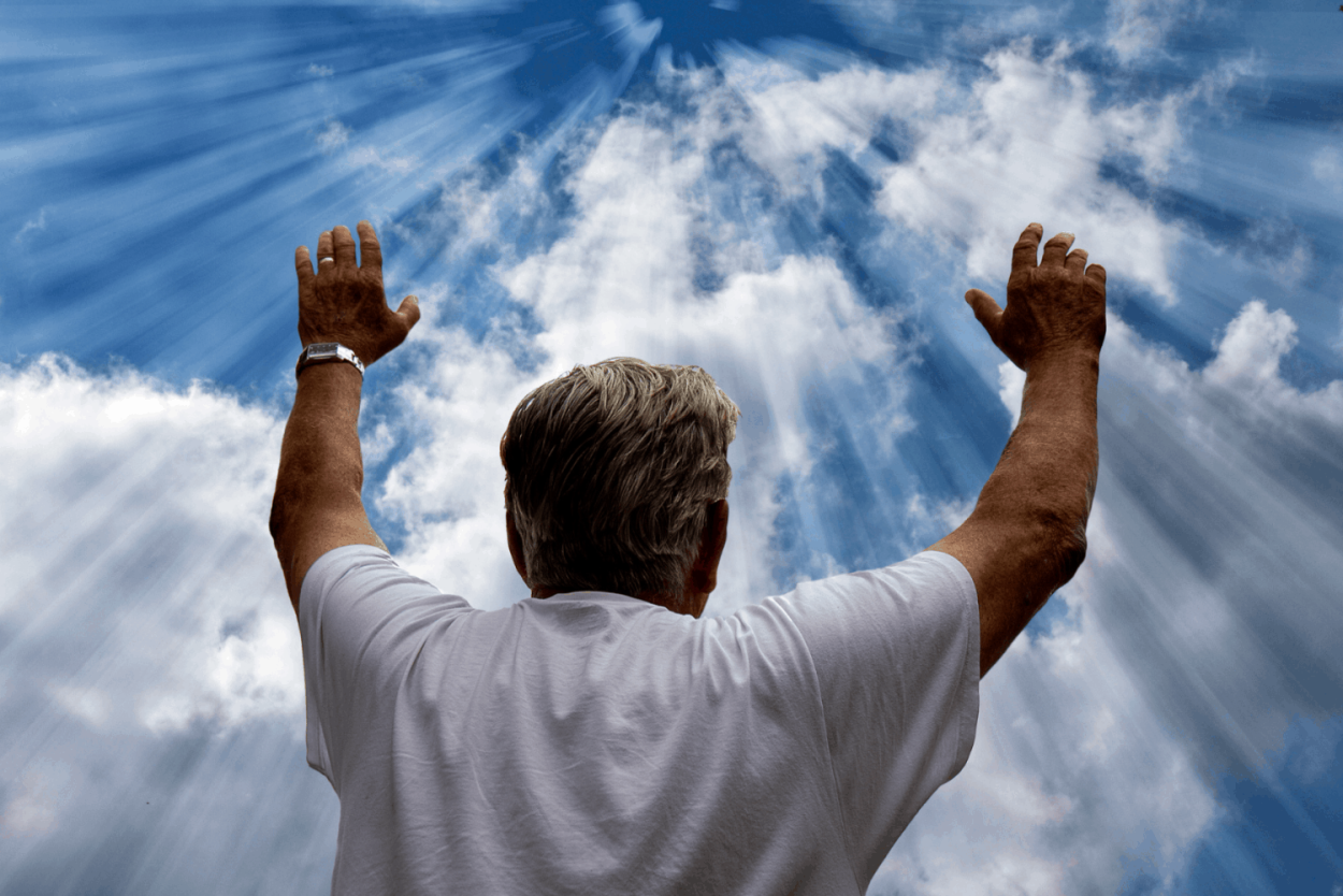 Сильно тянет руки. Человек молится Богу. Взывать к Богу. Молится в небо. Человек с поднятой рукой.