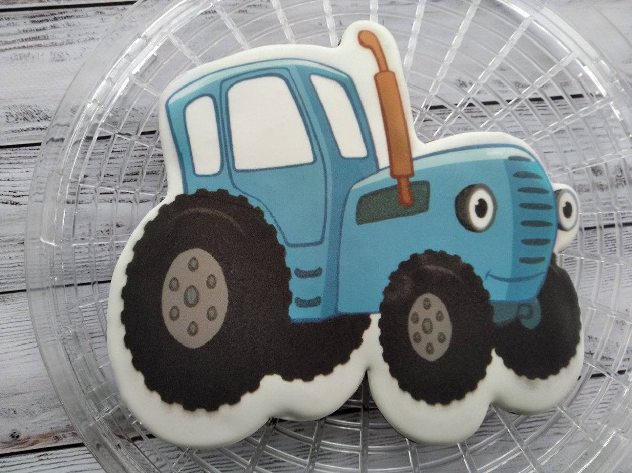 Торт в виде синего трактора