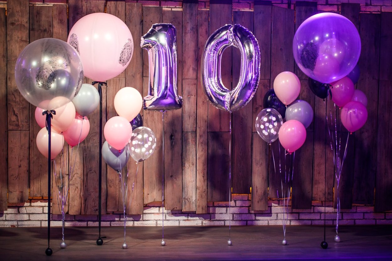 10 шариков на день рождения. Украшение шарами. Украшение праздника шарами. Фотозоны с шарами. Украшение воздушными шарами на день рождения.