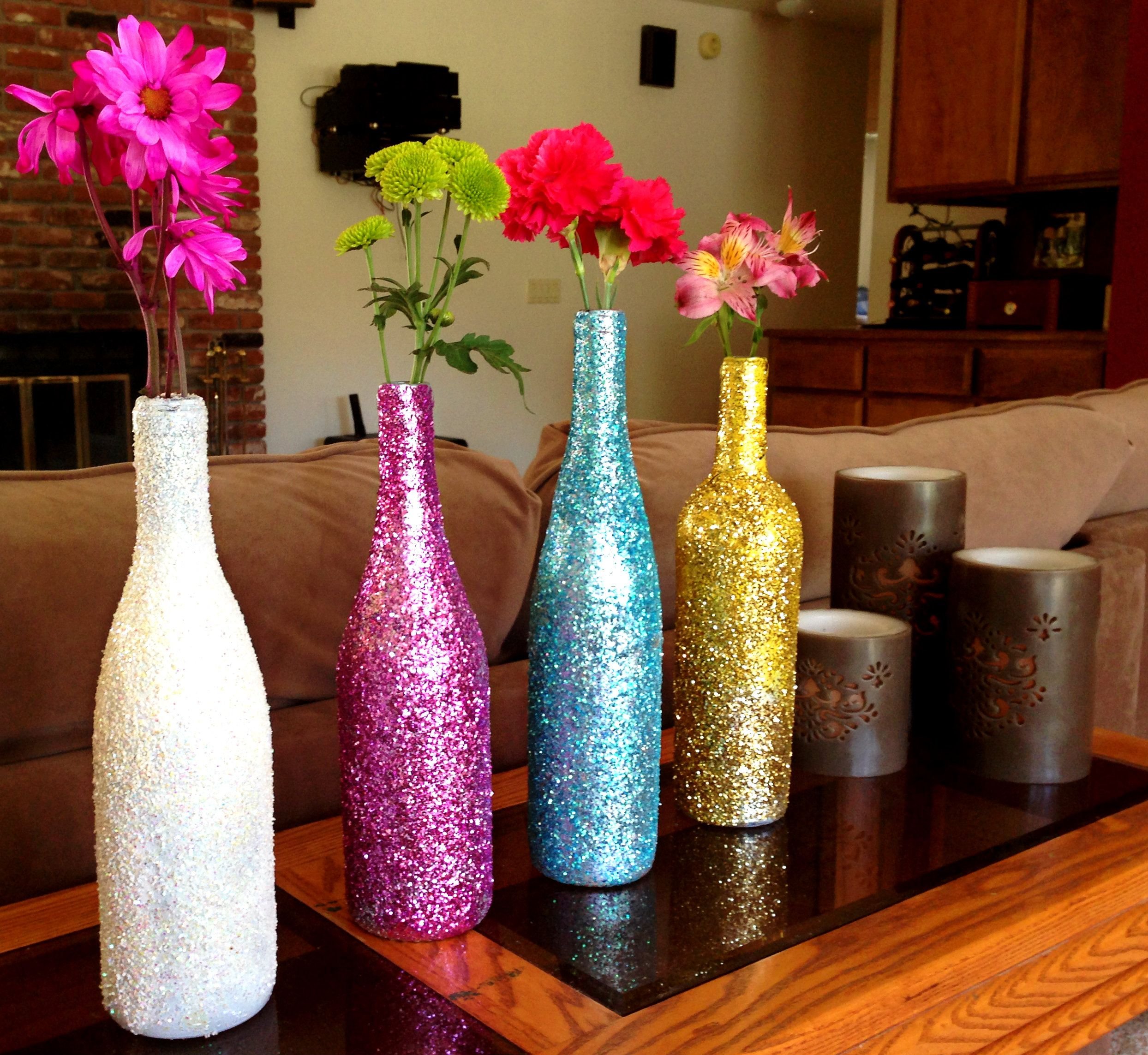 Как сделать вазу легко. Декор стеклянных бутылок. Декоративные бутылки для интерьера. Декер бутылок. Стеклянные вазы для декора.