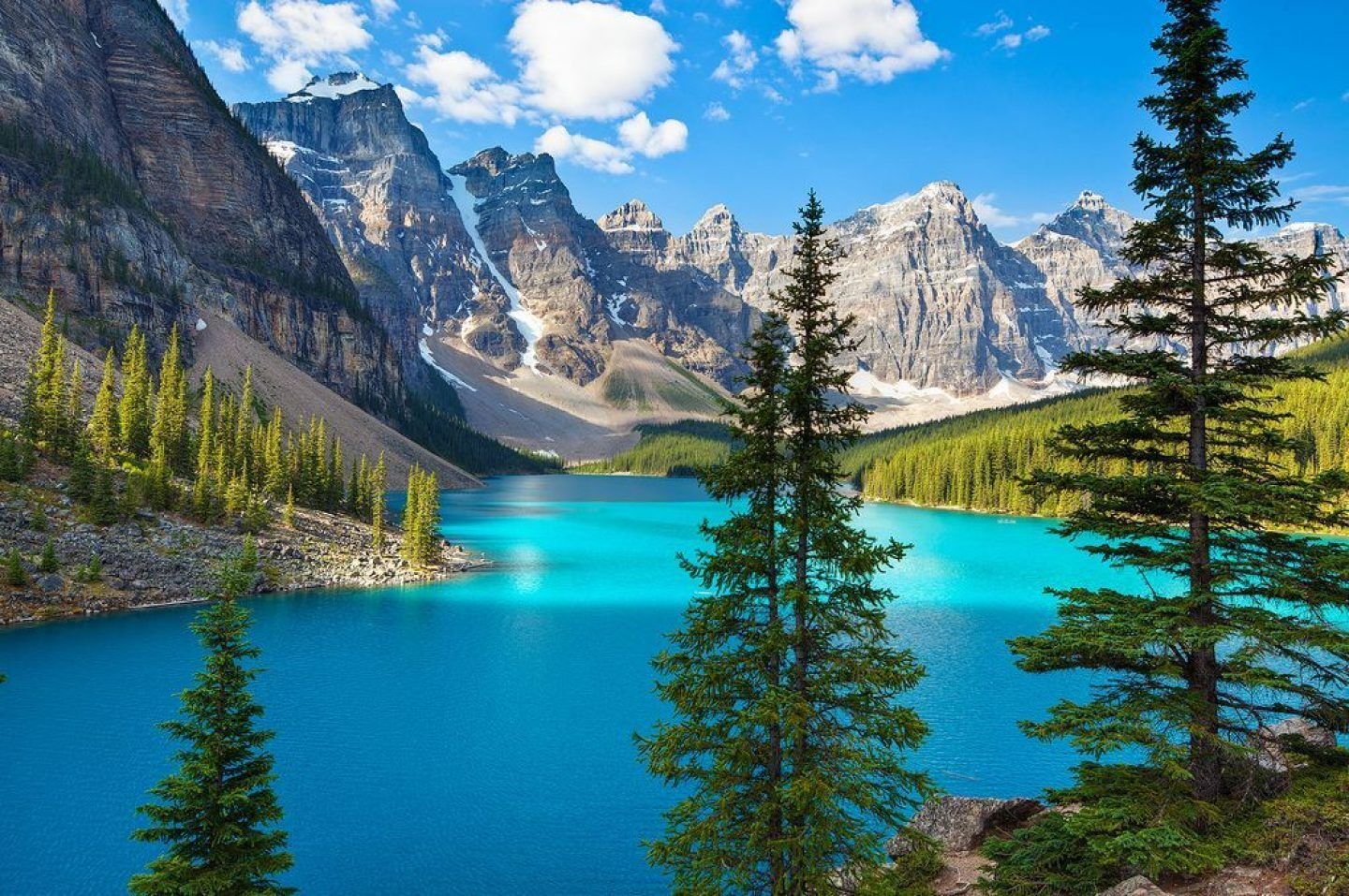 Горное озеро отличается особенной красотой. Национальный заповедник Банф Канада. Скалистые горы Банф Канады.