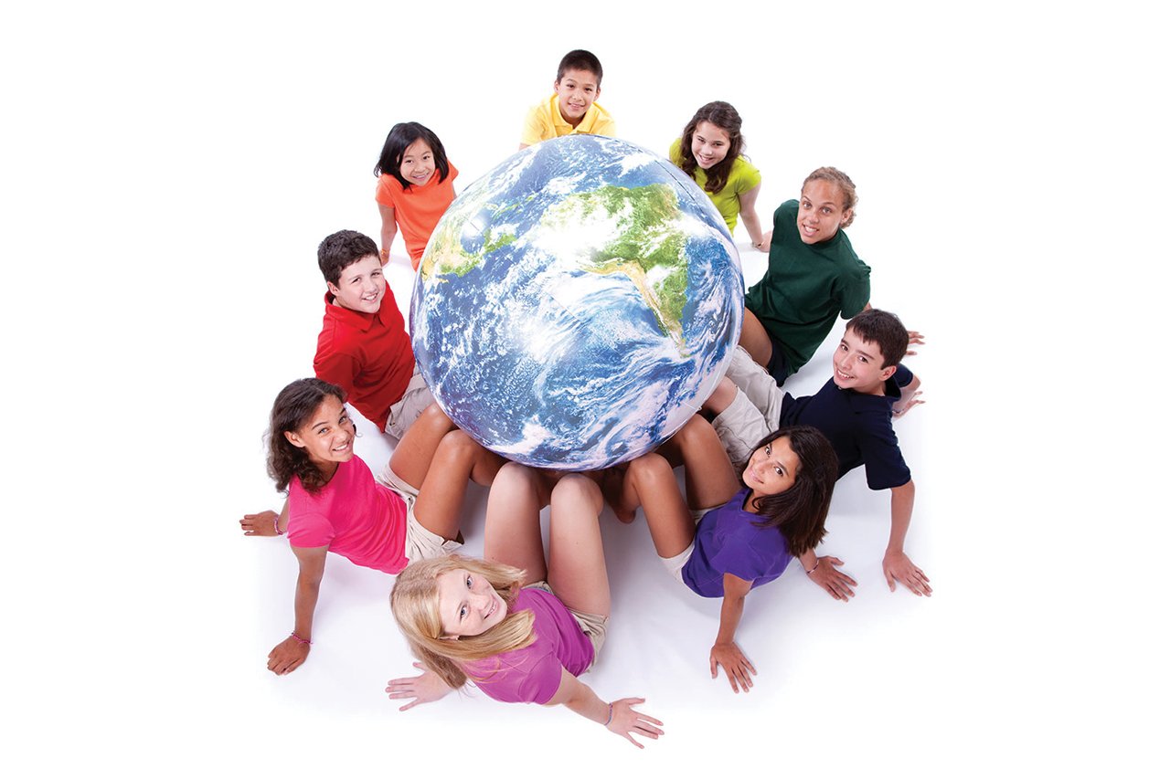 Дети на огромной планете. Дети на земном шаре. Земля - Планета людей. Земной шар с людьми. Планета земля для детей.
