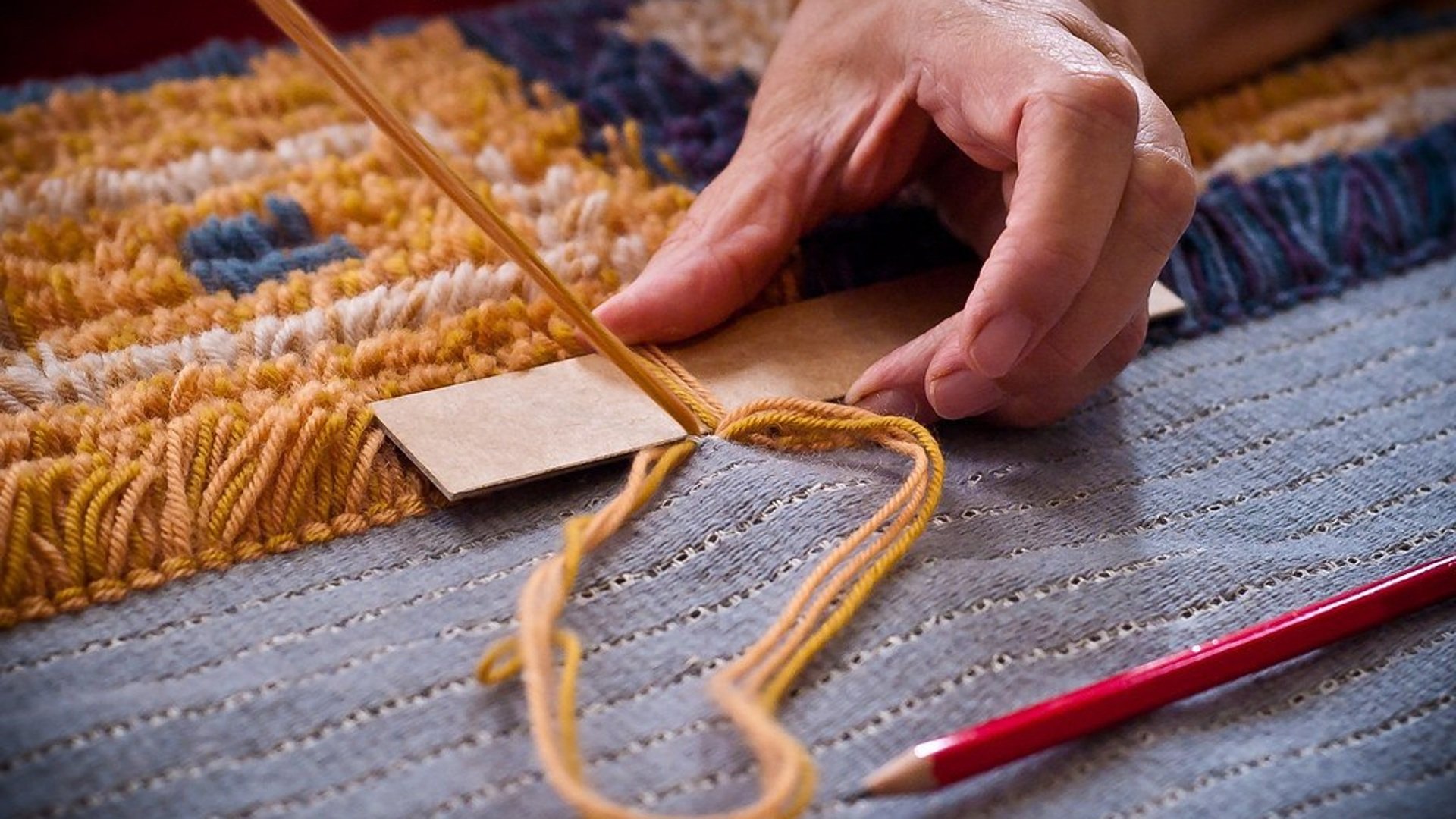 Край сотканный. Коврик из ниток. Плетеный коврик из пряжи. Ткачество ковры. Коврик из ниток для вязания.
