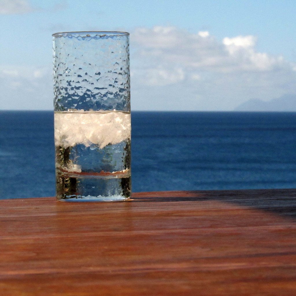 Стакан ч водой. Стакан воды. Красивые стаканы для воды. Стакан воды красиво. Полстакана воды.