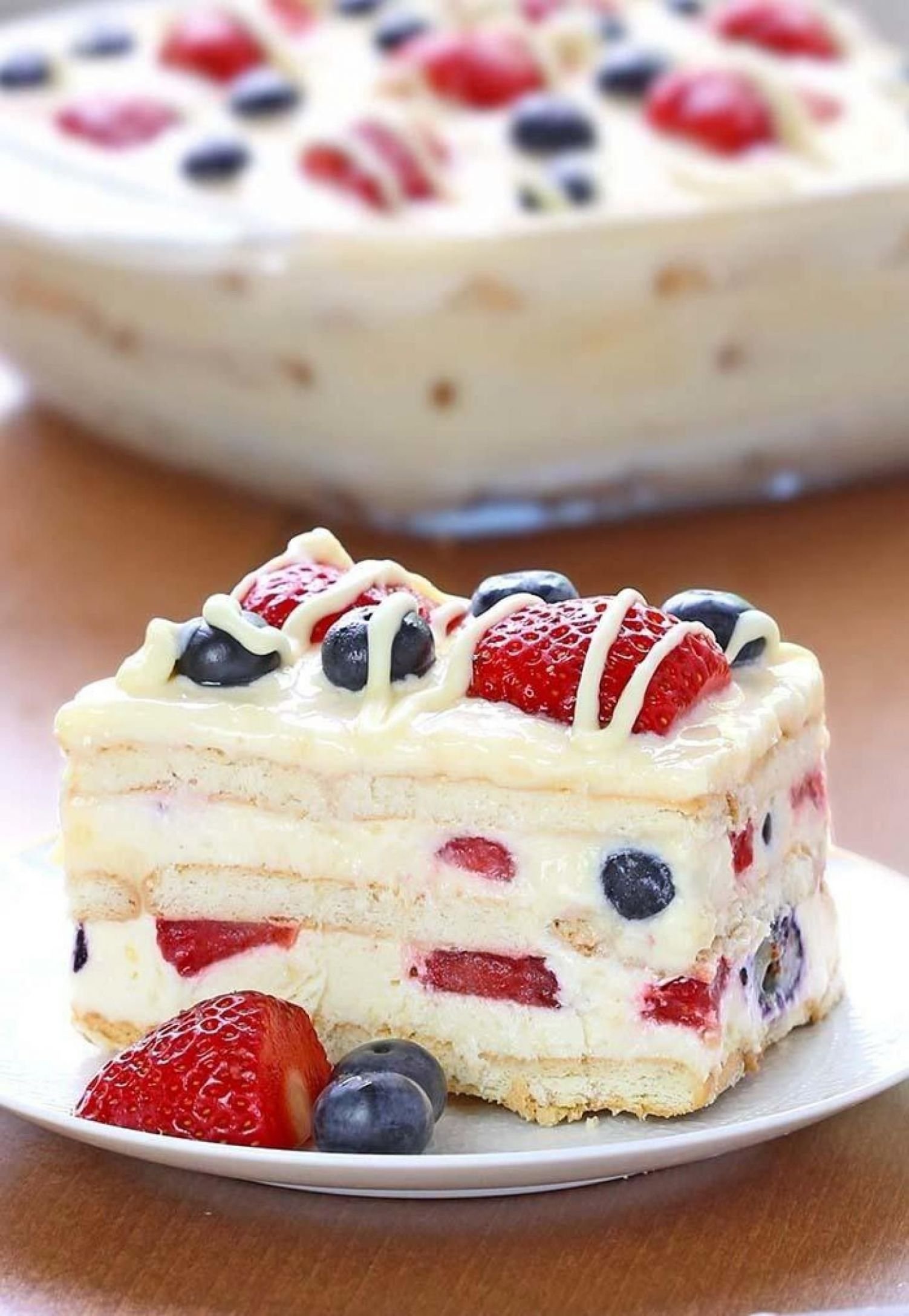 Творожный торт с ягодами. Торт ягодный крем чиз. Творожно-йогуртовый крем для торта. Торт ягодный пломбир. Крем чиз йогуртовый.