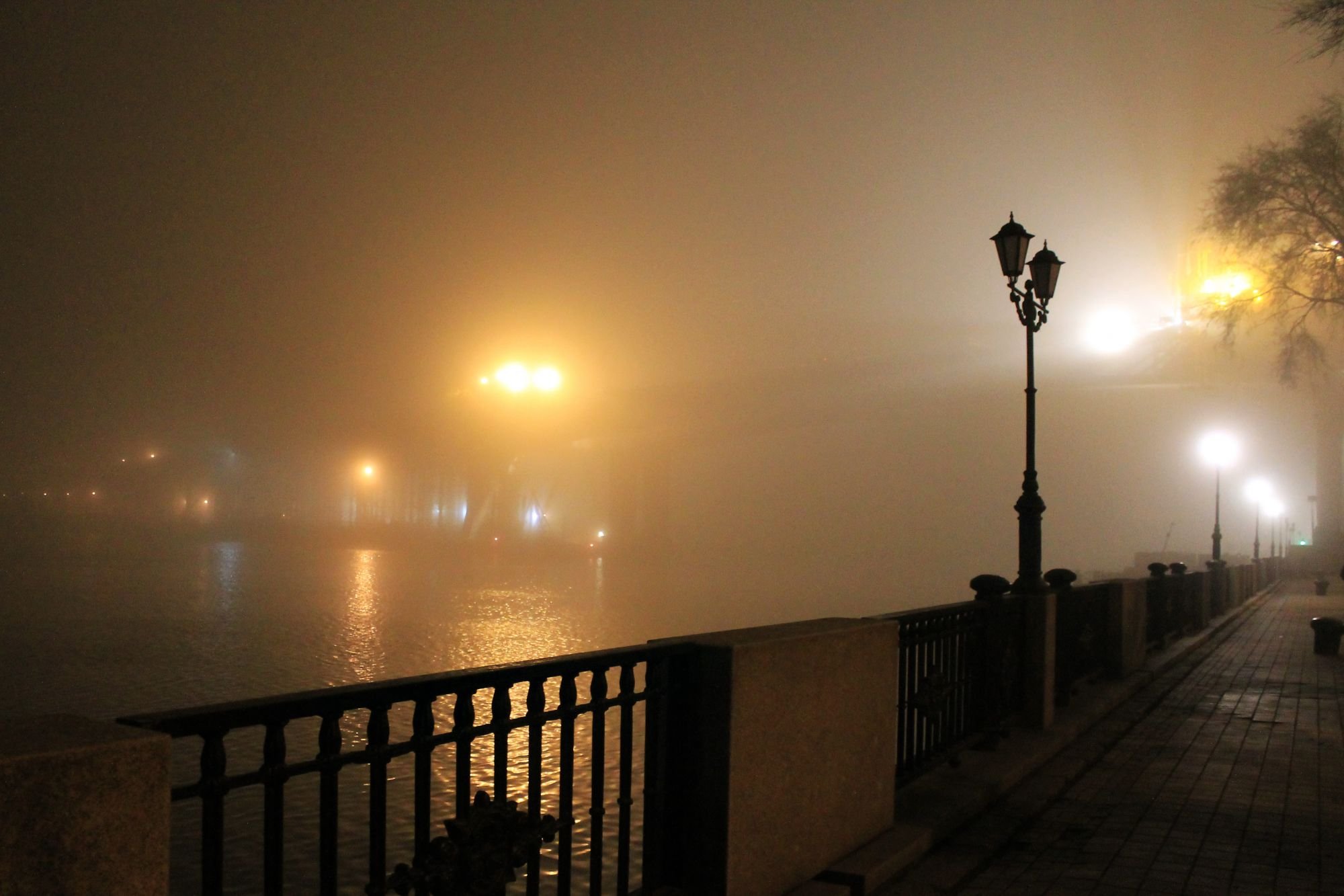 Вечер улица фонарь. Набережная ночью. Набережная вечером. Фонари на набережной. Город вечером туман.