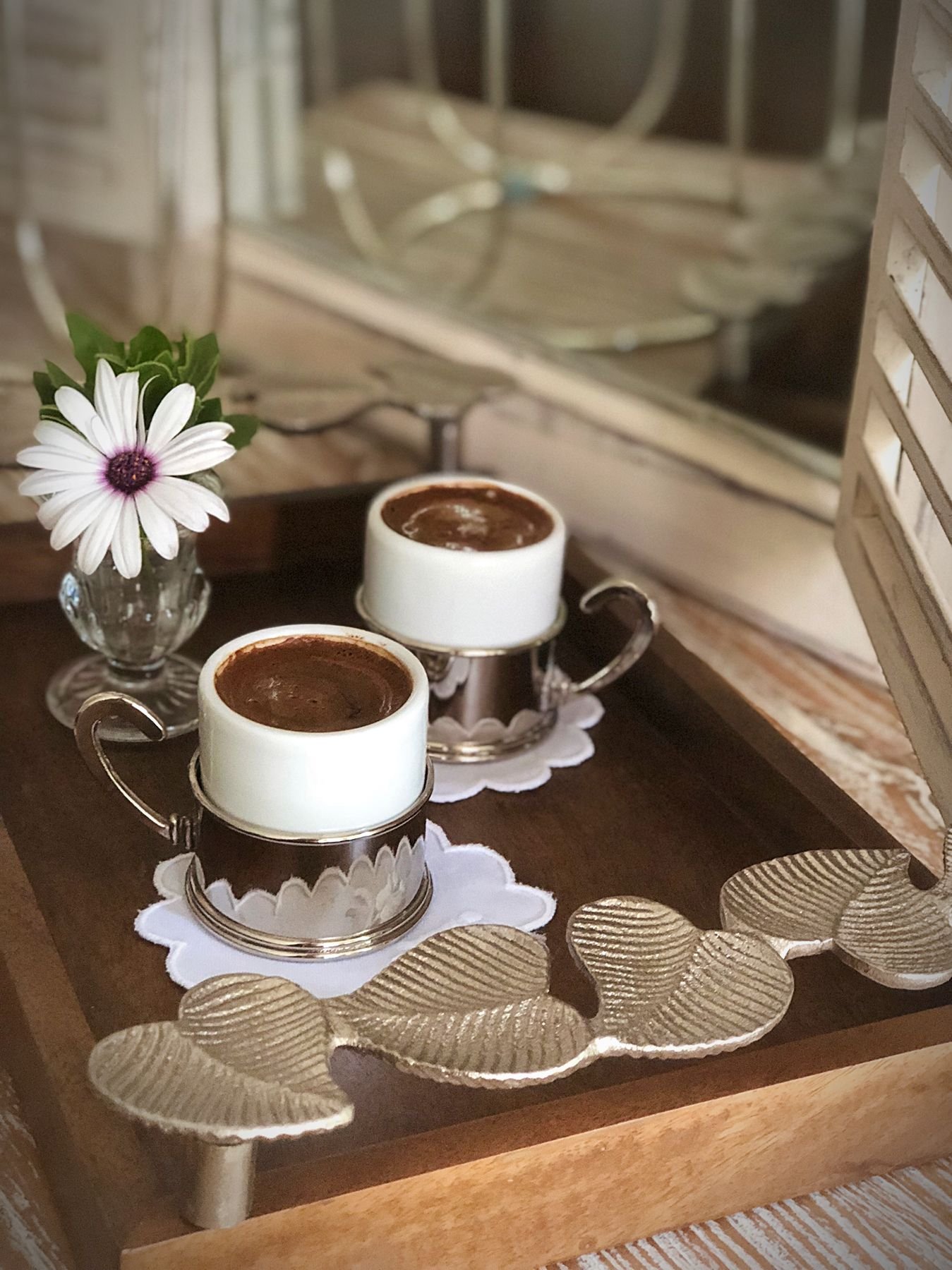 2 чашки кофе на столе. Красивые кофейные чашки. Две чашки кофе. Красивый кофе. Красивая подача кофе.