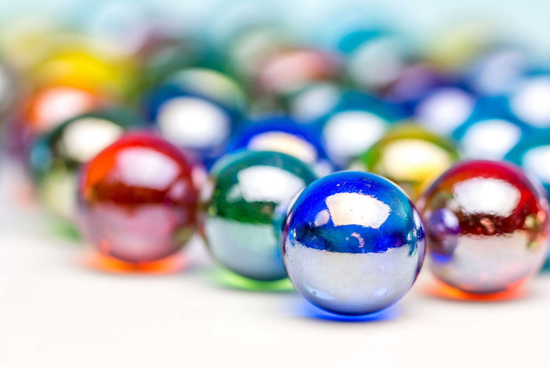 Скачай игру шарик стекло. Марблс стеклянные шарики игра. Цветные стеклянные шарики. Камушки Марблс. Стеклянный шарик.