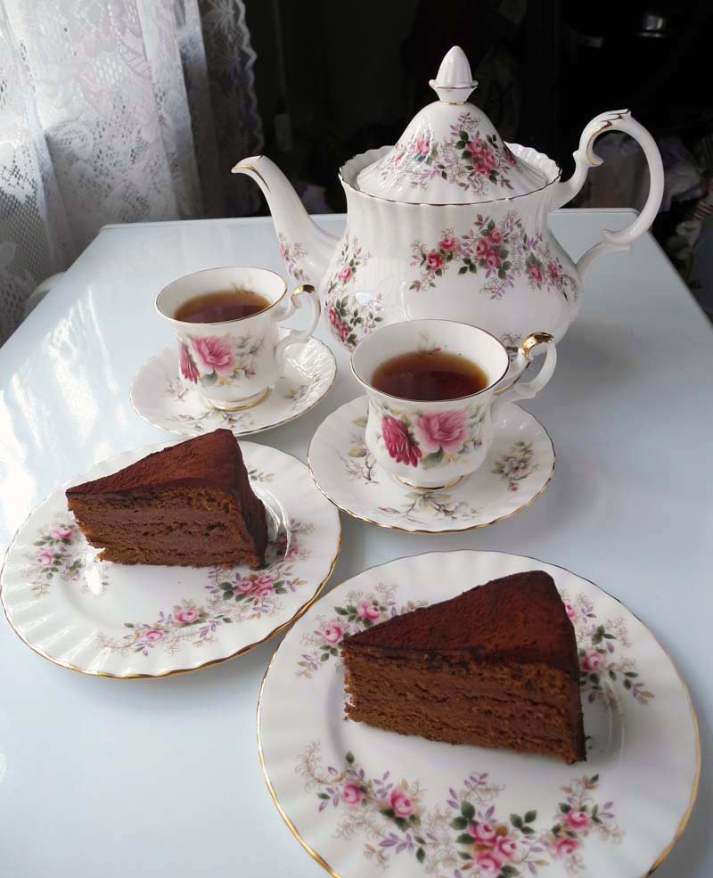 Чай пьем с тортом. Чай и пирожное. Тортик с чаем. Чаепитие. Чай с тортом.