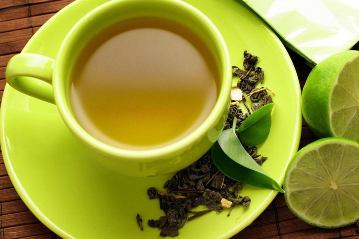 Лайм в чай. Чай зеленый чай "лайм и женьшень". Чашка чая. Зеленый чай с лимоном. Зеленый чай в кружке.