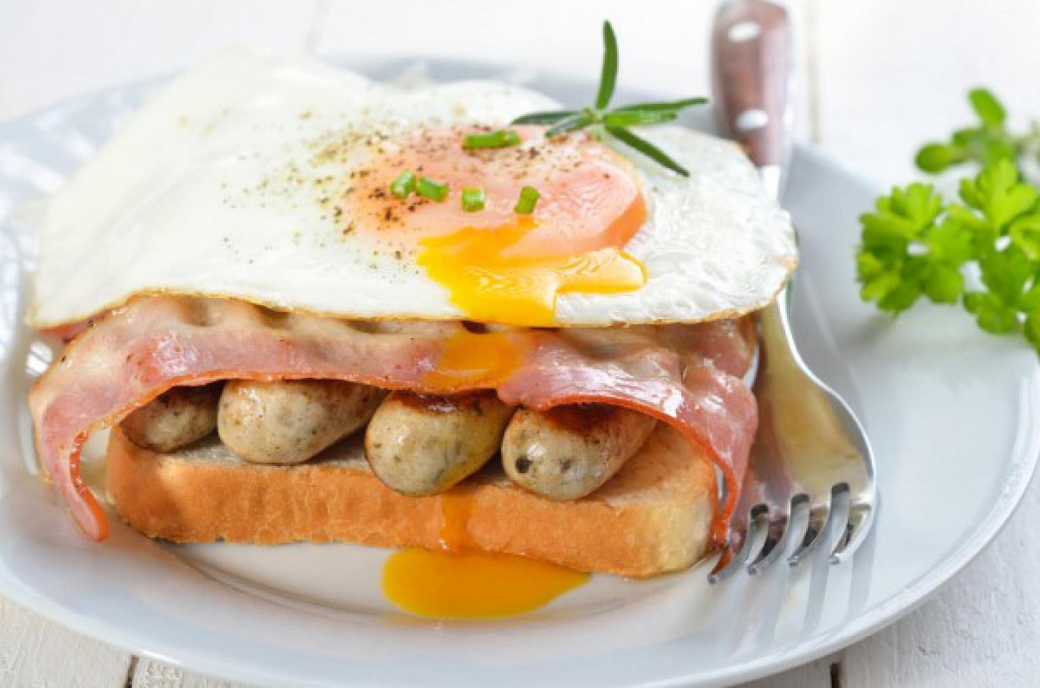 Бекон сыр яйцо рецепт. Завтрак с сосисками. Завтрак с беконом и сыром. Бутерброд с жареным яйцом. Завтрак с беконом и яйцами.
