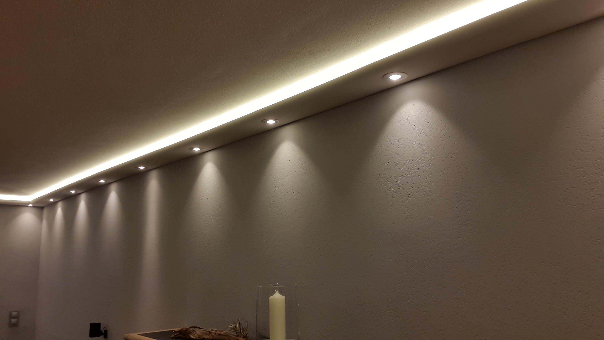 Подсветить 6. Светодиодная лента, подсветка снизу. Потолок с подсветкой. Точечная подсветка потолка. Светодиодная подсветка потолка.