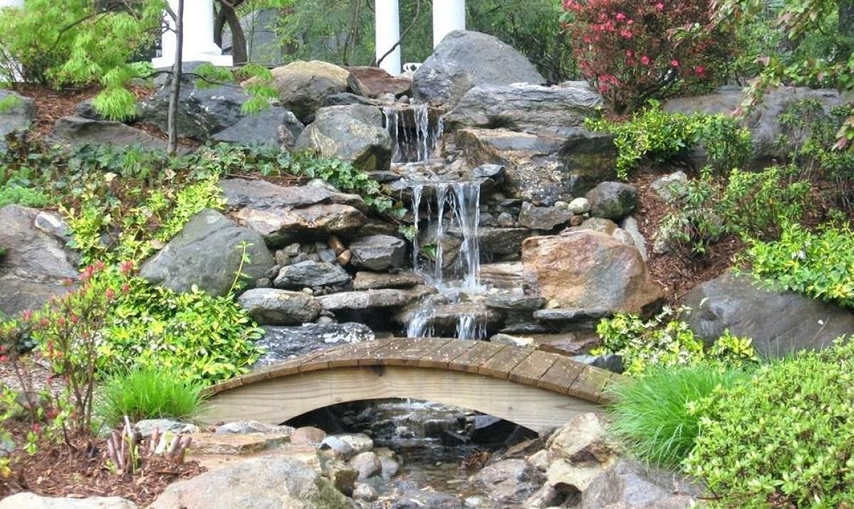Дворец водопадов. Водопад в саду. Декоративный водопад для сада. Водопад из камней в саду. Каскад в саду.