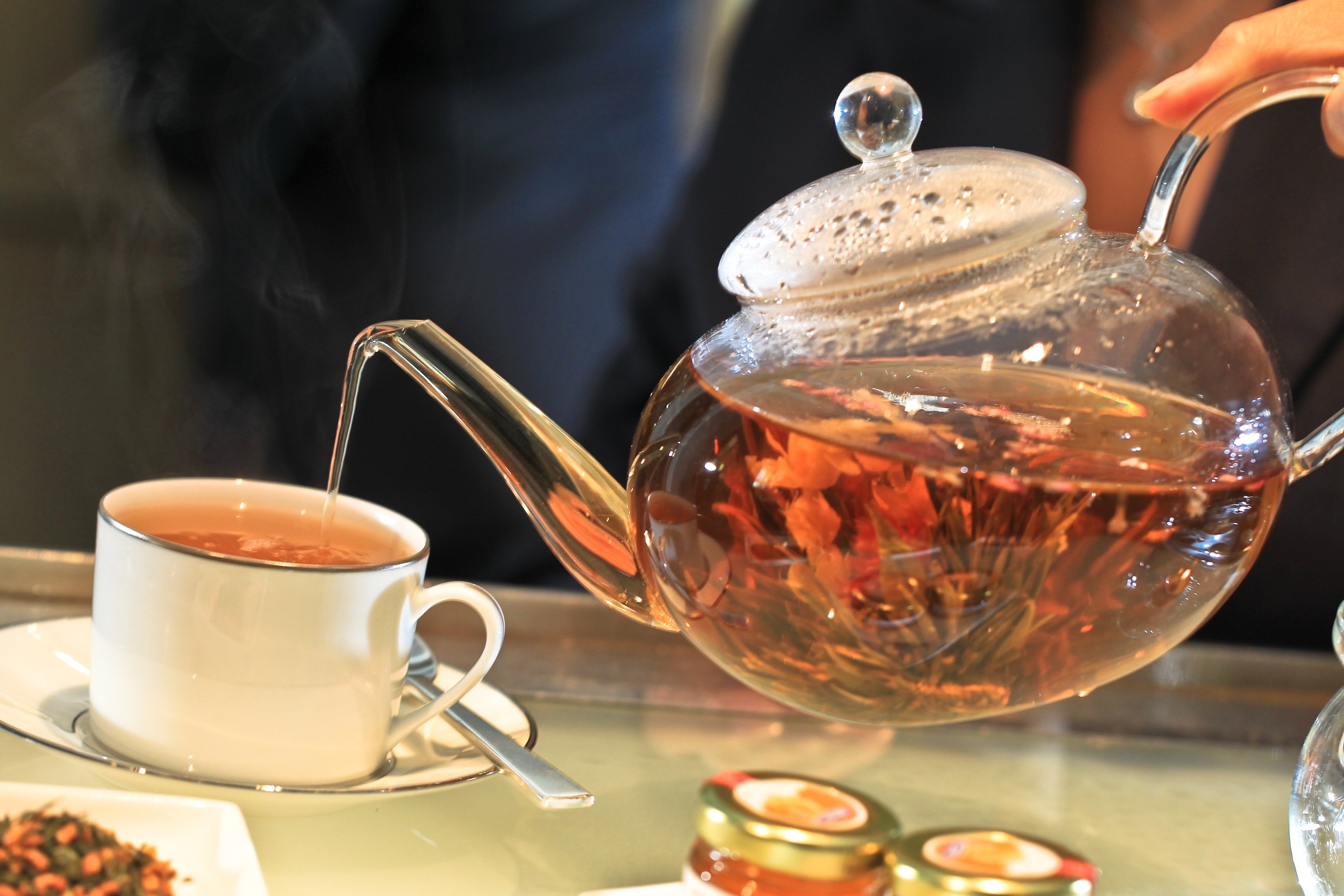 Черный чай в заварнике. Чай в чайнике. Красивый чай в чайнике. Чайник с чаем. Горячий чай.