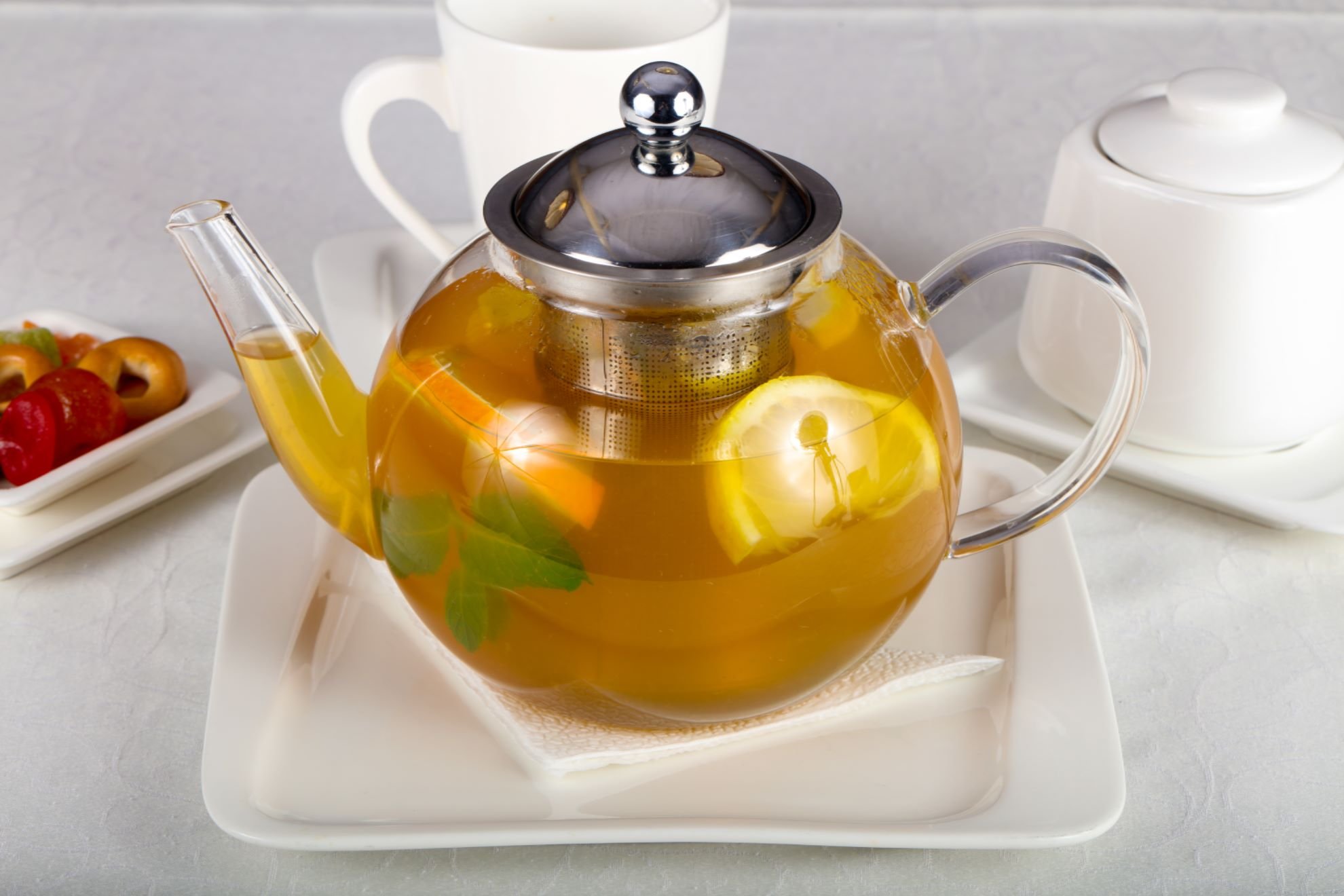 Черный чай в заварнике. Цитрусовый чай. Чай в чайнике. Чайник с фруктами. Фруктовый чай в чайнике.