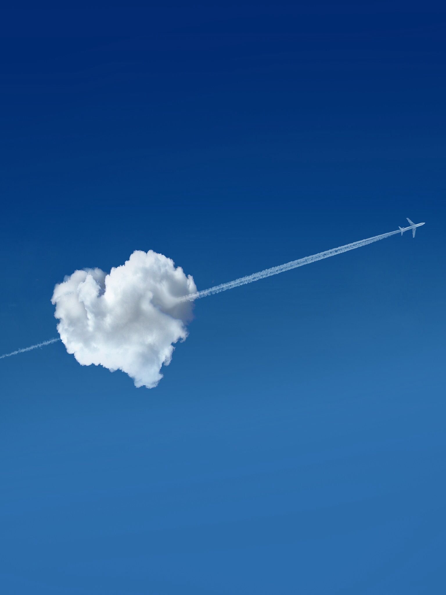 Сердце полетело. Самолет в небе. Небо с облаками. Облако в виде сердечка. След за самолетом.