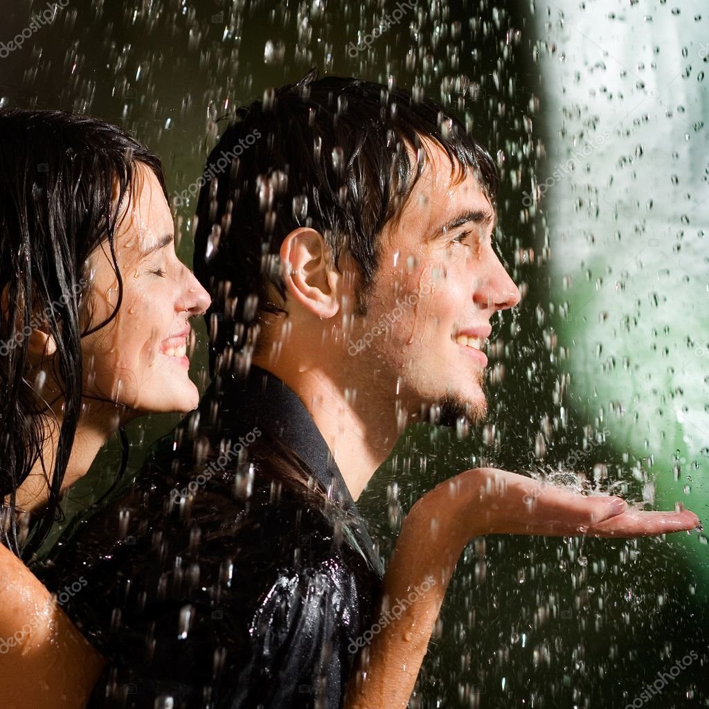 Двое под дождем. Парень и девушка под дождем. Двое влюбленных под дождем. Влюбленные под дождем.