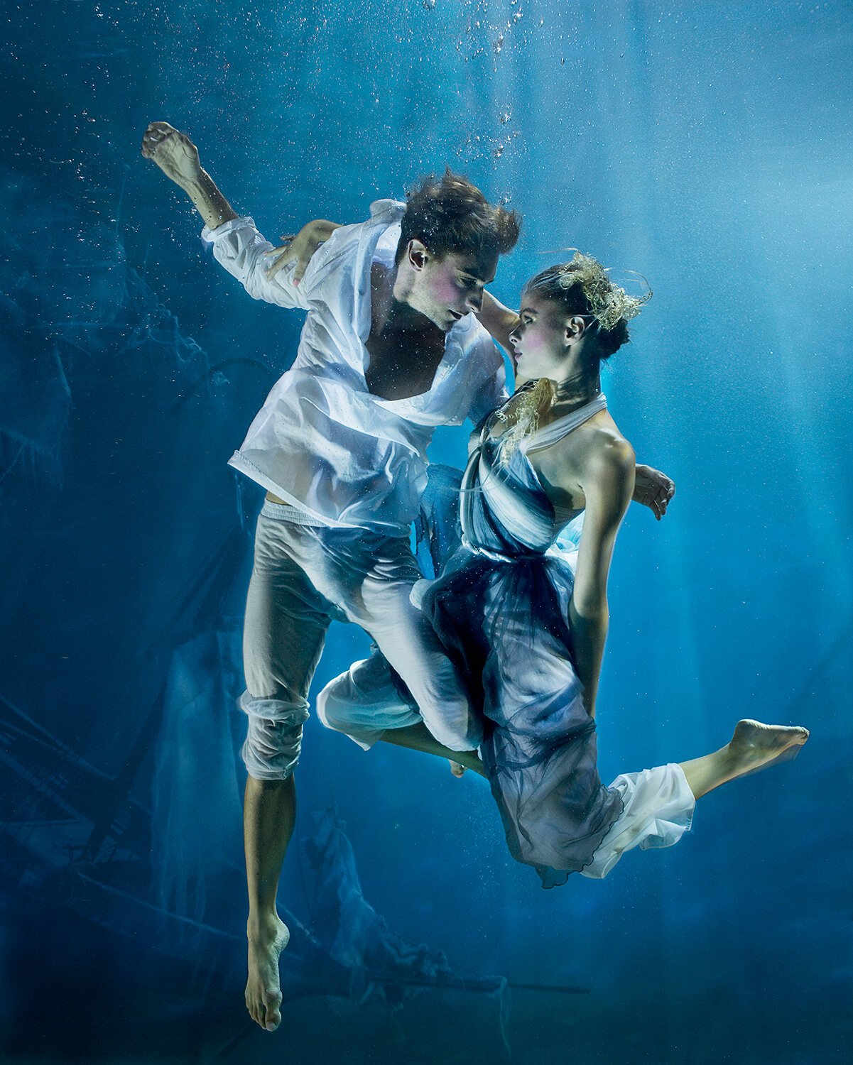 Танец воды музыка. Танец под водой. Фотосессия под водой. Танец с водой. Танцующая пара.