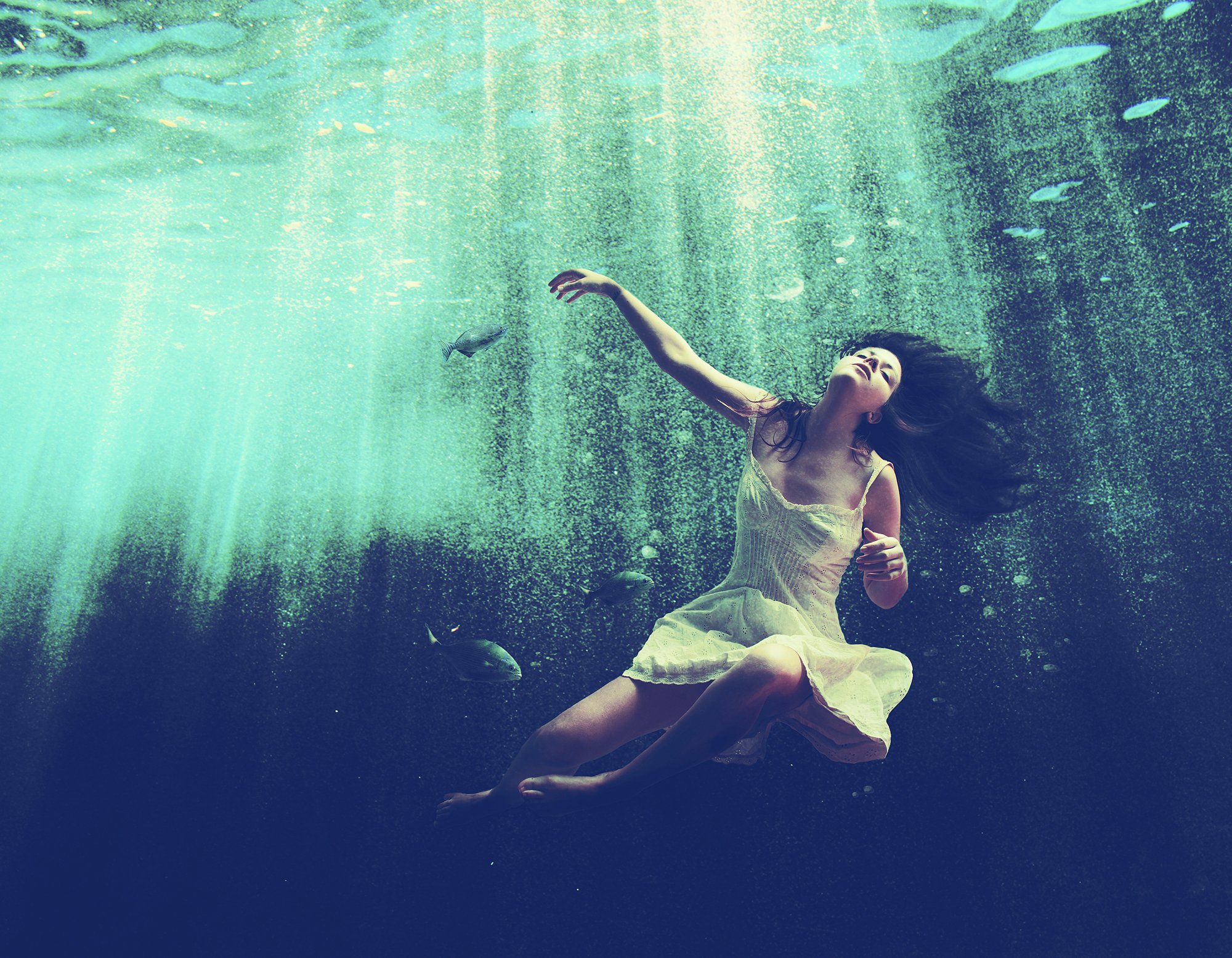 Девушка пода. Девушка под водой. Девушка в платье под водой. Подводная фотосессия. Фотосессия в воде в платье.
