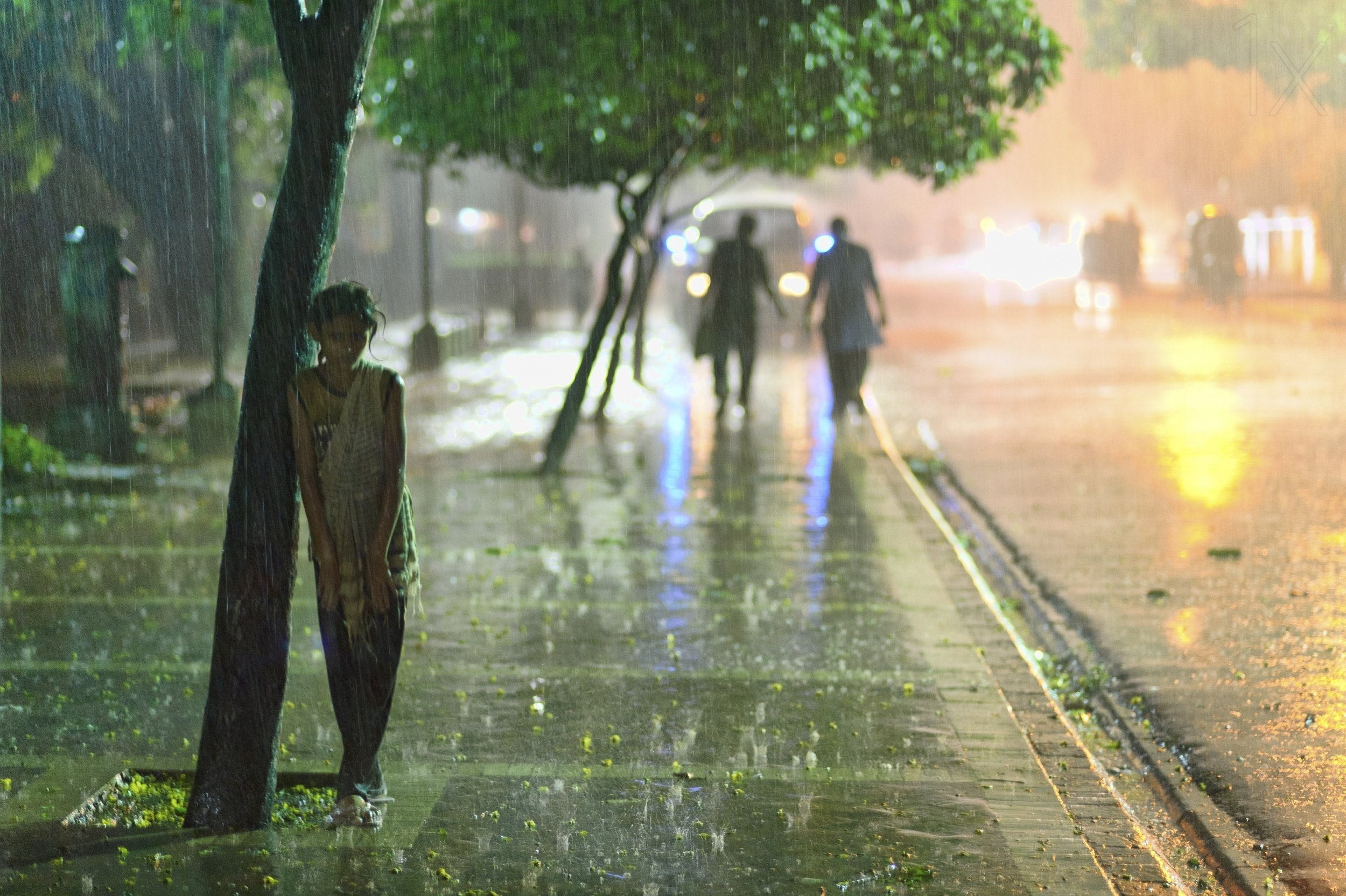 Дождь ис. Человек под дождем. Дождь на улице. Город под дождем. Дождливая улица.