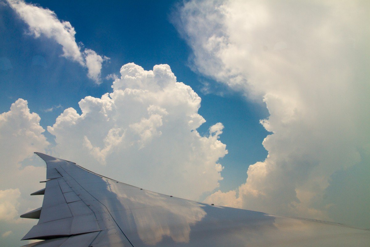 Облака крылатые. Самолет в небе. Небо облака самолет. Крыло самолета. Самолет в облаках.