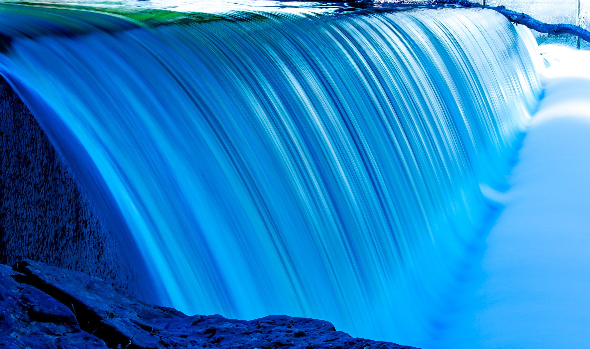 Постоянный поток воды. Поток воды. Мощный поток воды. Поток воды водопад. Синий водопад.