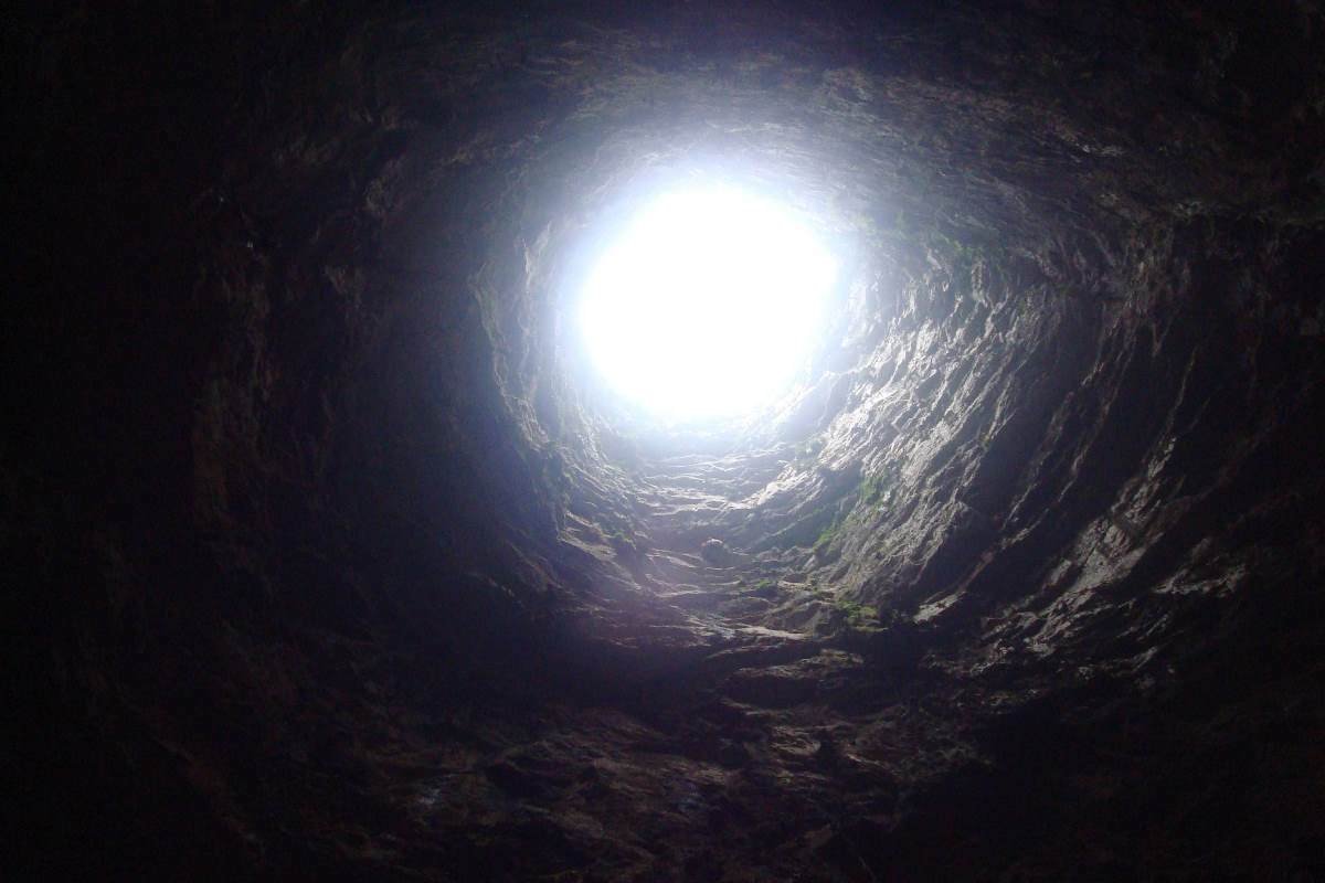 Яма светило. Пещера Санктум ласточек. Пещера ласточек в Мексике. Пещера ласточек Мексика изнутри. Круглая пещера.