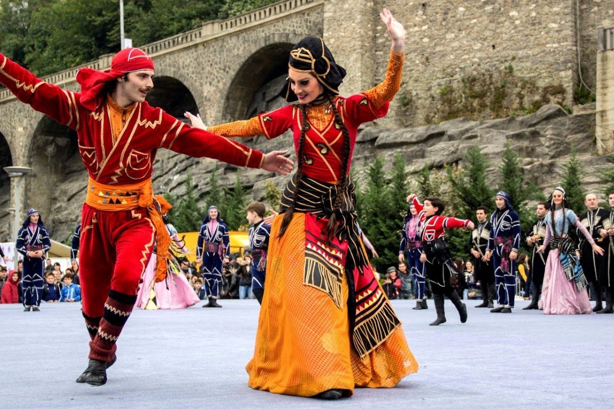 Ачарули танец. Тбилисоба праздник в Тбилиси. Тбилисоба 2022. Колорит Тбилиси. Национальные танцы Грузии.