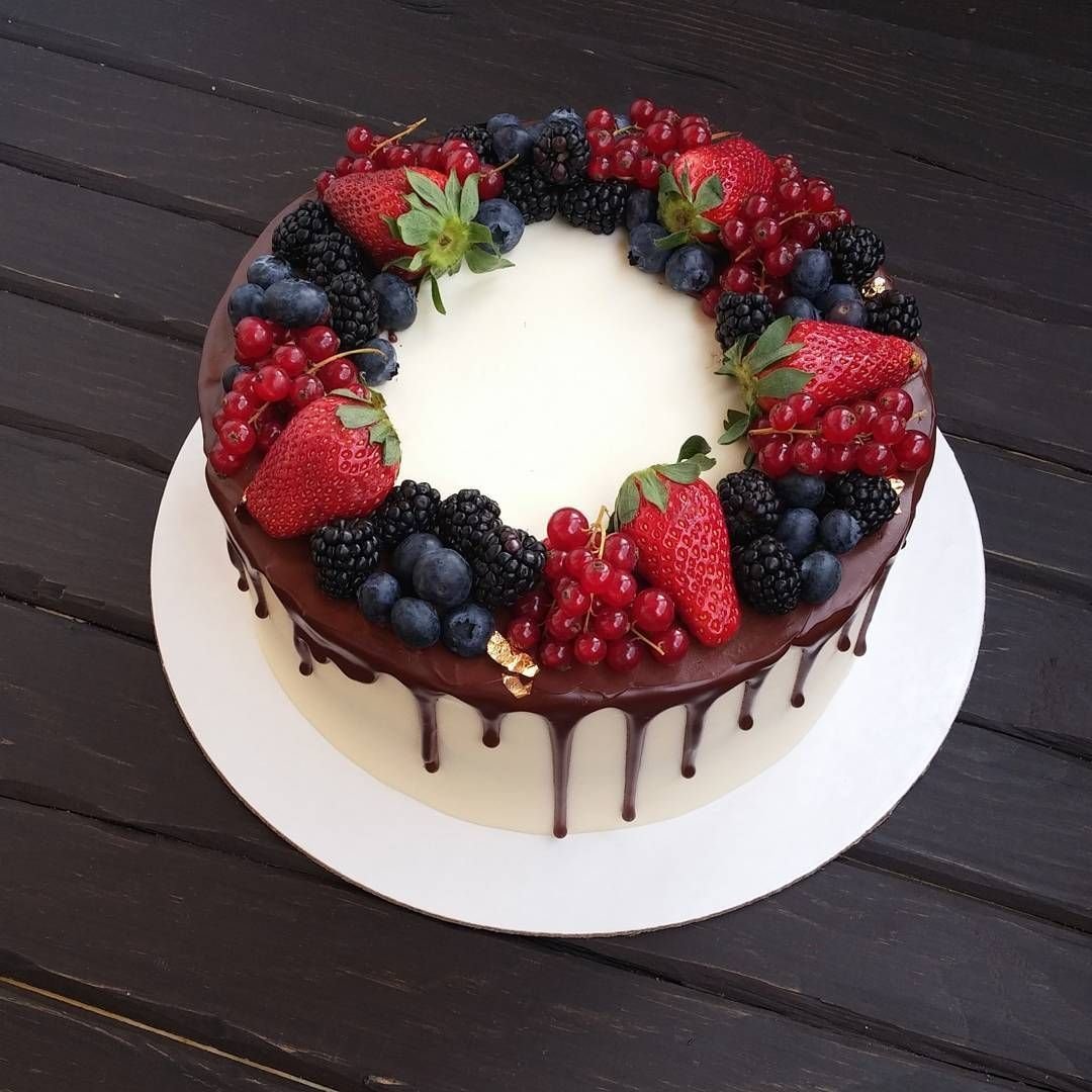 Декор торта клубникой