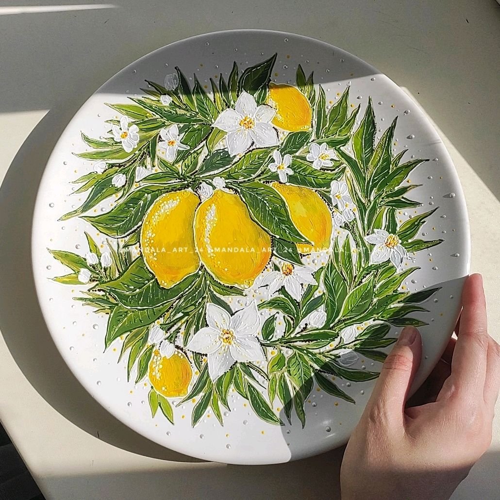 Тарелки с лимонами. Лимон на тарелке. Тарелки ручная роспись. Декоративные тарелки с лимонами. Роспись тарелок лимоны.