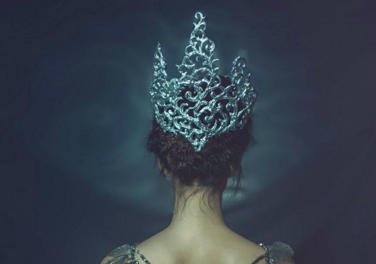 Гейл корона. Корона Джейхейриса 1. Девушка в короне. Фотосессия в короне. Девушка в короне арт.