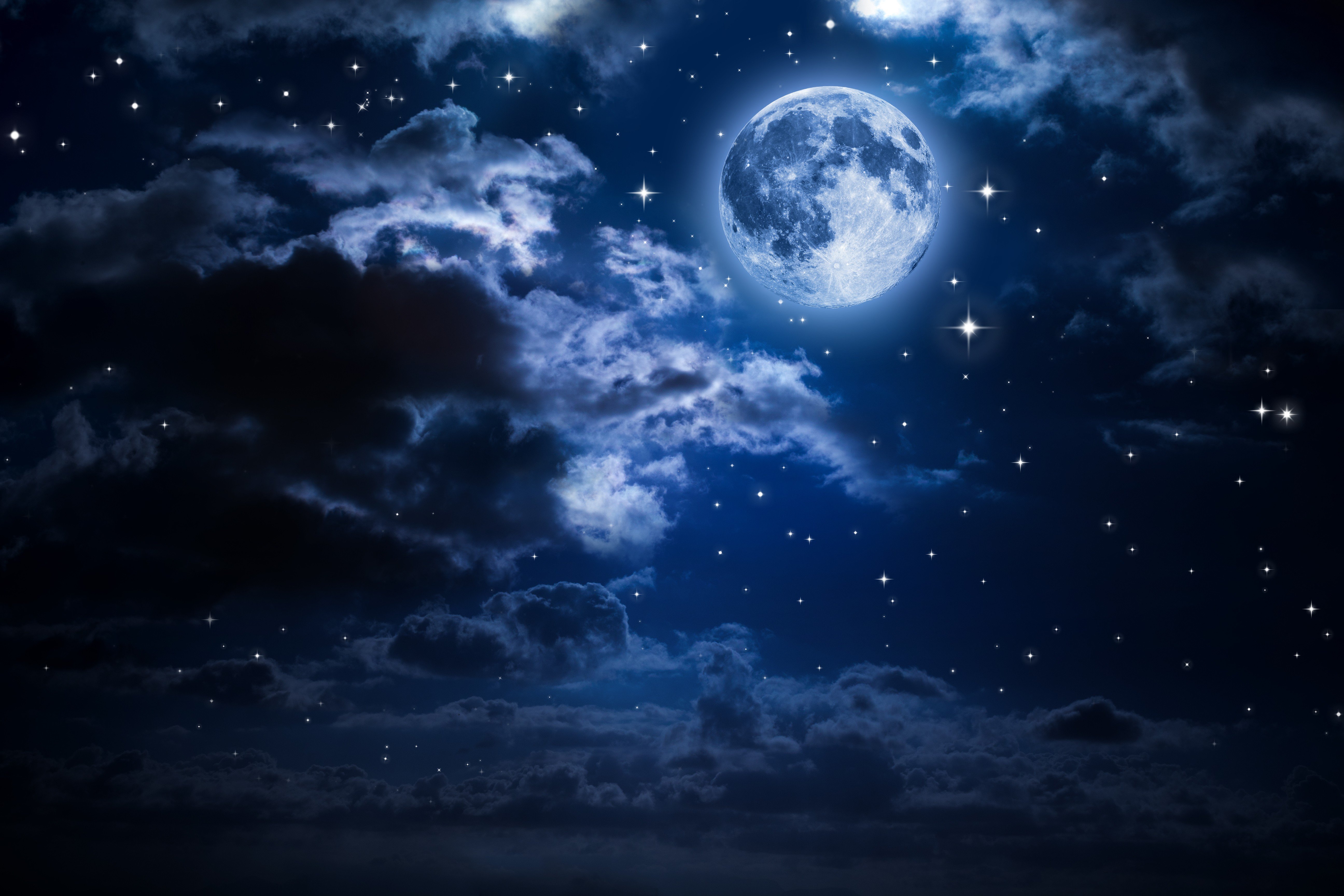 В глубине неба луна. Звездное небо с луной. Ночное небо с облаками. Ночное небо с луной. Ночное звездное небо с луной.