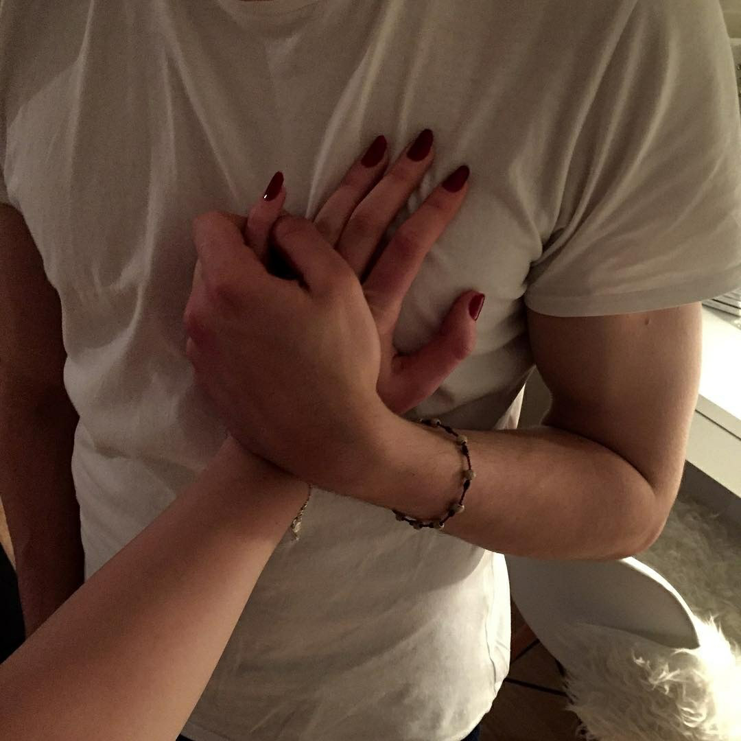 Фото девушки держащей руку парня. Рука в руке. Руки влюбленных. Пара без лица.