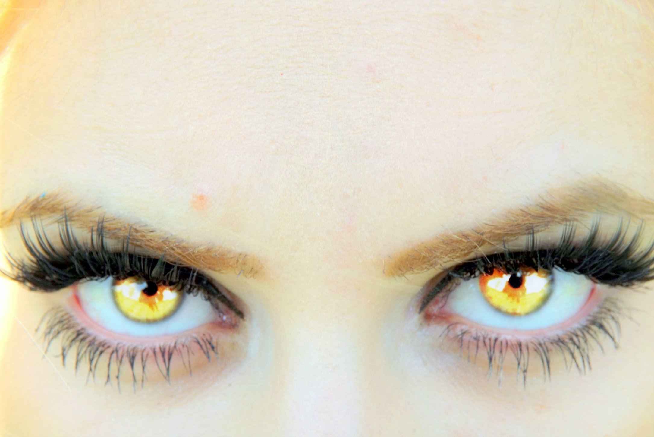 Слезы желтого цвета. Золотые глаза. Желтые глаза. Золотистый цвет глаз. Ярко янтарные глаза.