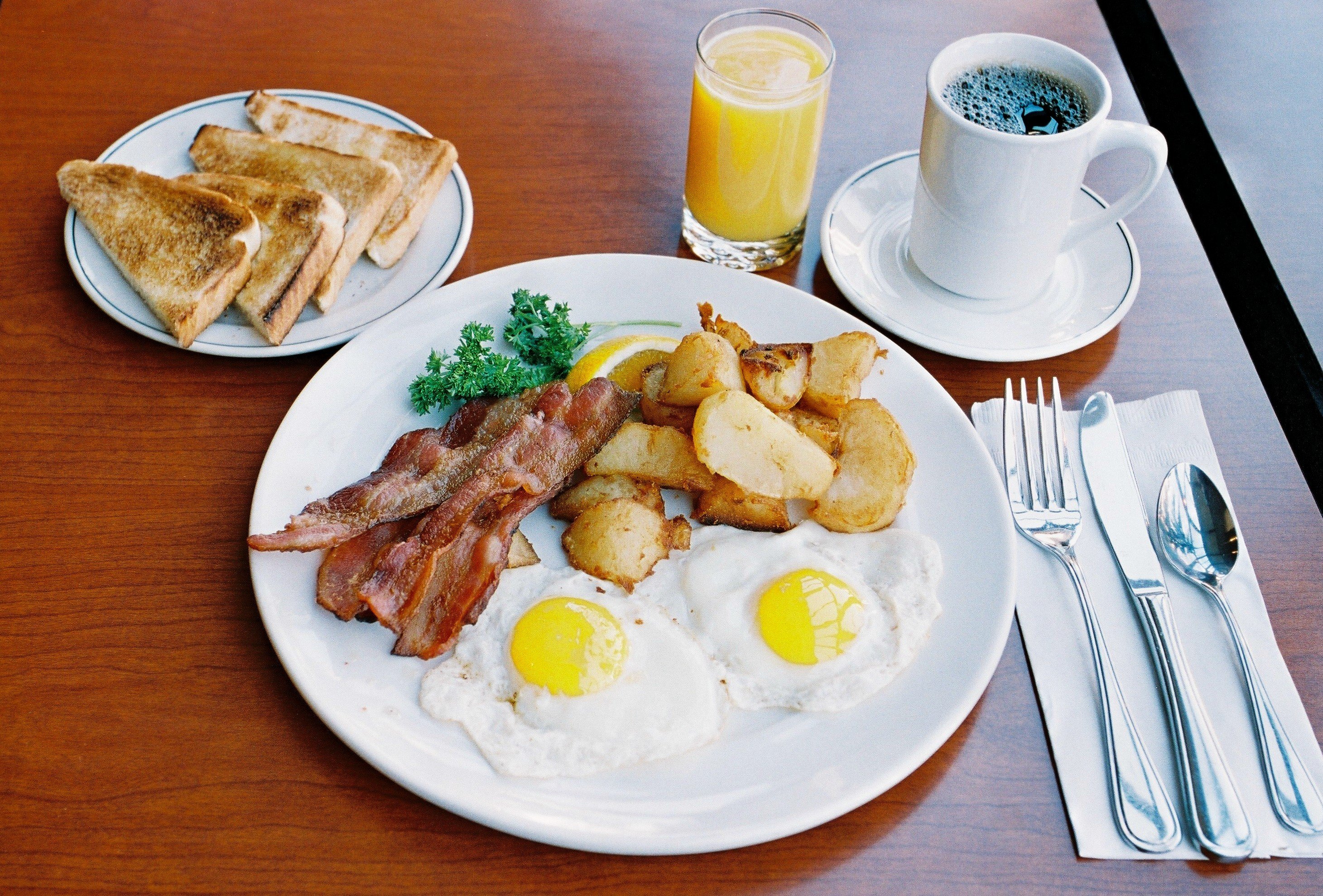 На завтрак и ужин можно. Гостиница капитал Махачкала. Завтрак. Завтрак картинки. Сытный завтрак.