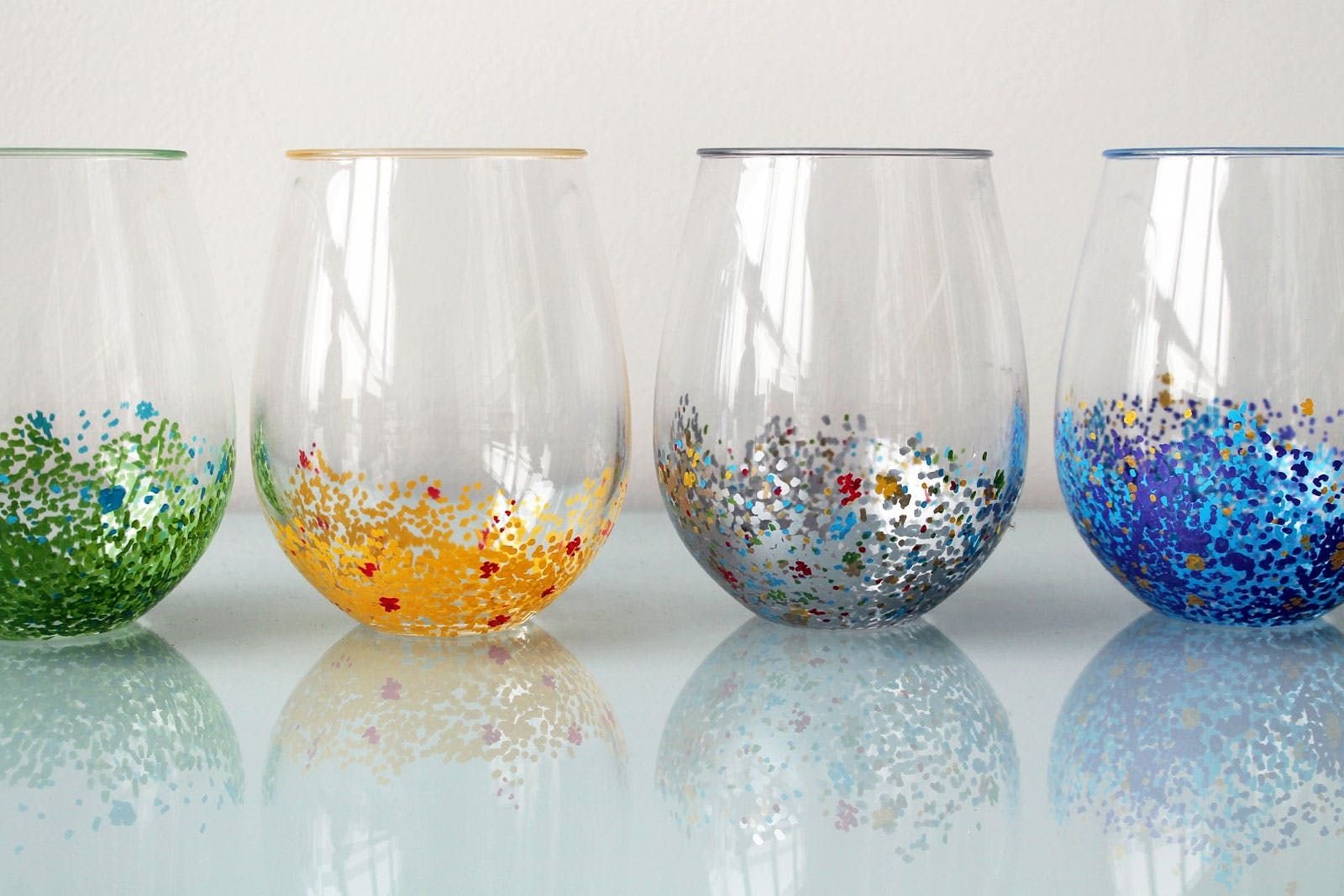 Задекорировать стекло. Декорирование стеклянной вазы. Декорированная стеклянная посуда. Украшение стеклянной посуды. Роспись стаканов.